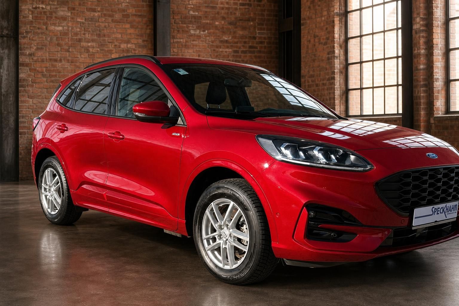 Ford Kuga Hybrid rot Schrägansicht vorne links in Industriehalle
