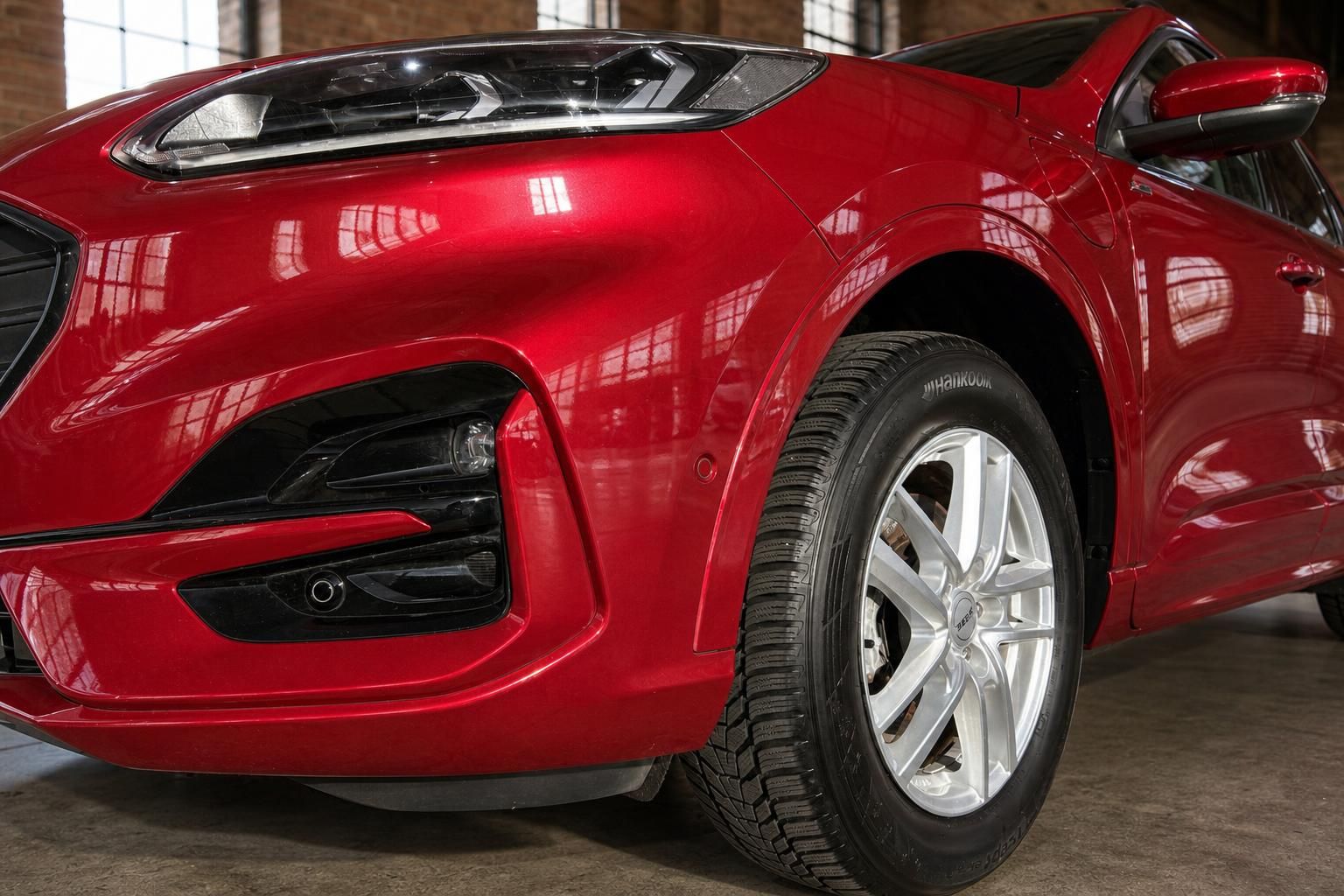 Ford Kuga rot – Detailansicht Frontscheinwerfer, Stoßstange und Hankook-Bereifung