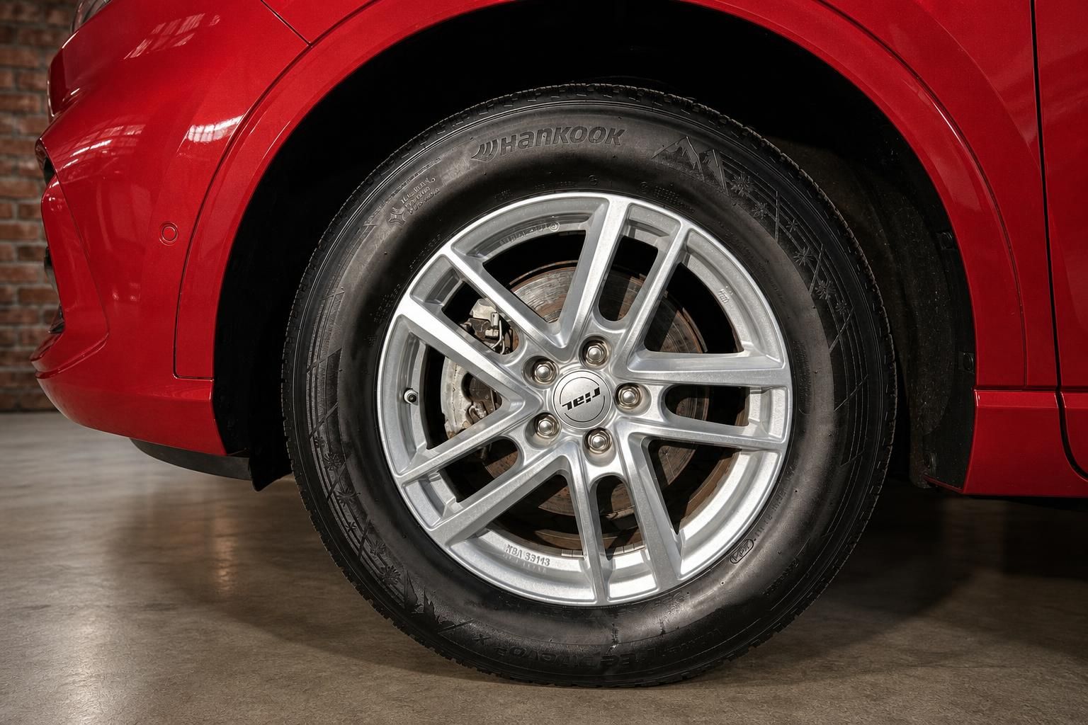 Ford Kuga rot – Detailansicht Alufelge mit Hankook-Winterreifen und Bremsscheibe