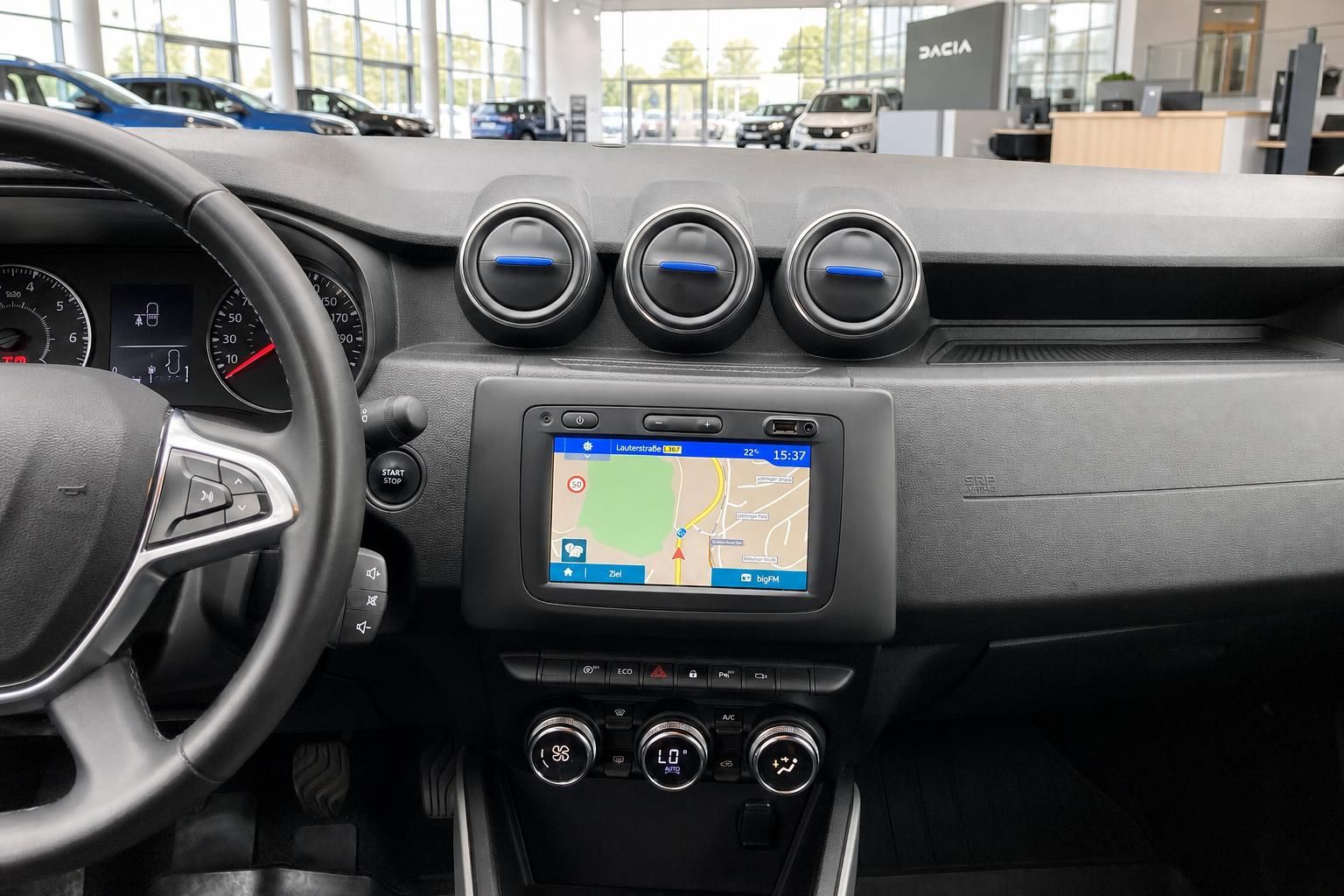 Dacia Duster Cockpit mit Navi und Lueftungsduesen