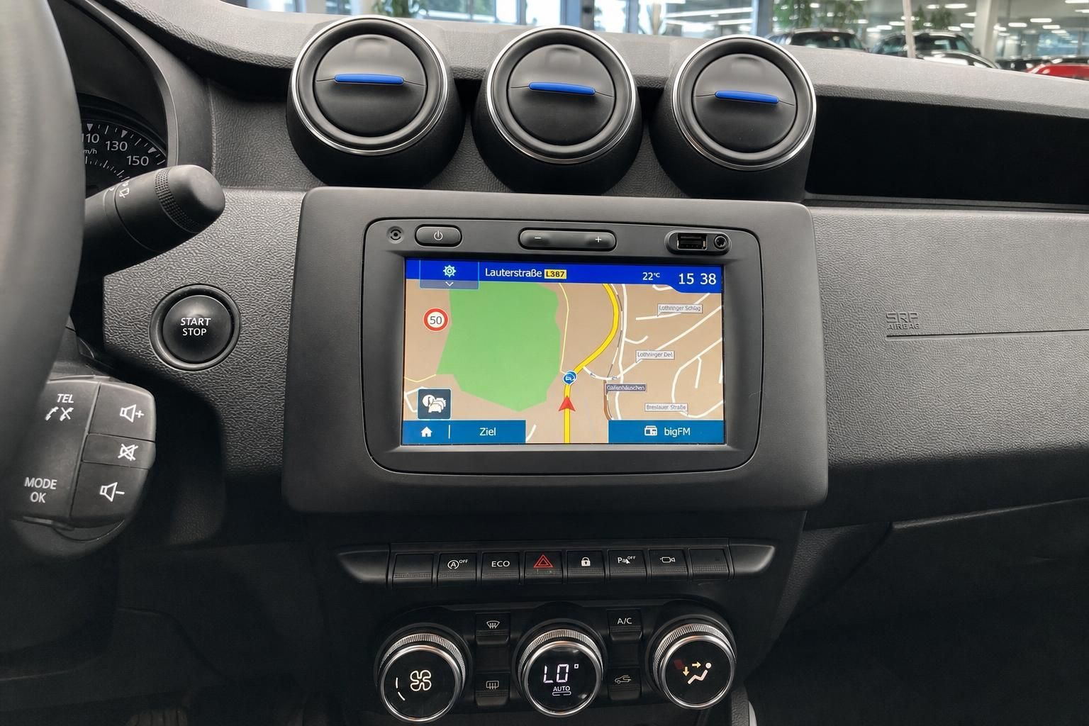 Dacia Duster Navigationssystem und Mittelkonsole im Detail
