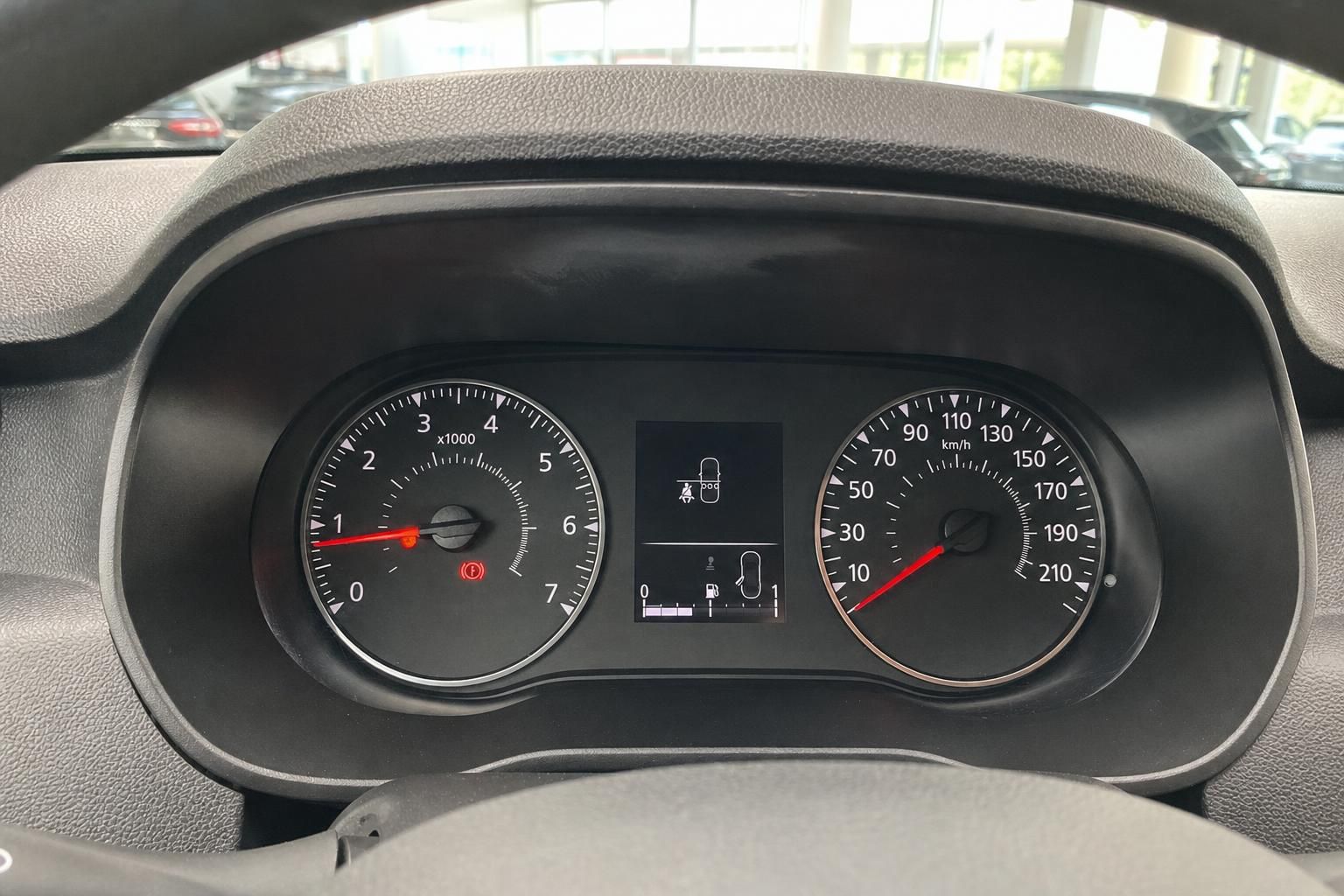 Tacho und Drehzahlmesser im Dacia Cockpit Nahaufnahme