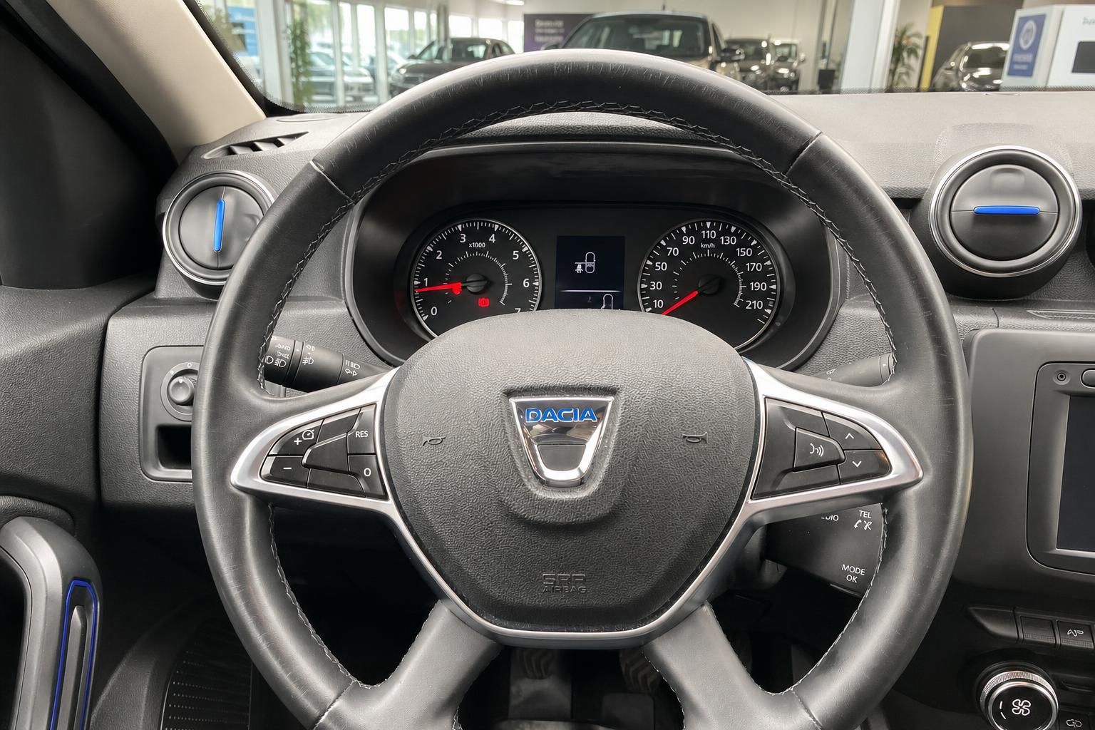 Dacia Duster Lenkrad mit Tacho und Bedienelementen
