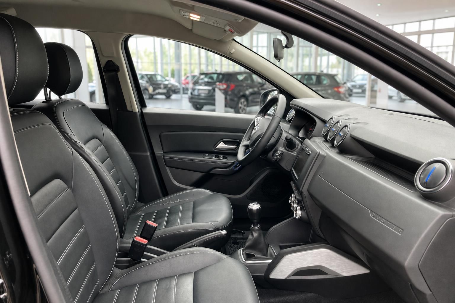 Dacia Duster Innenraum mit Vordersitzen und Armaturenbrett