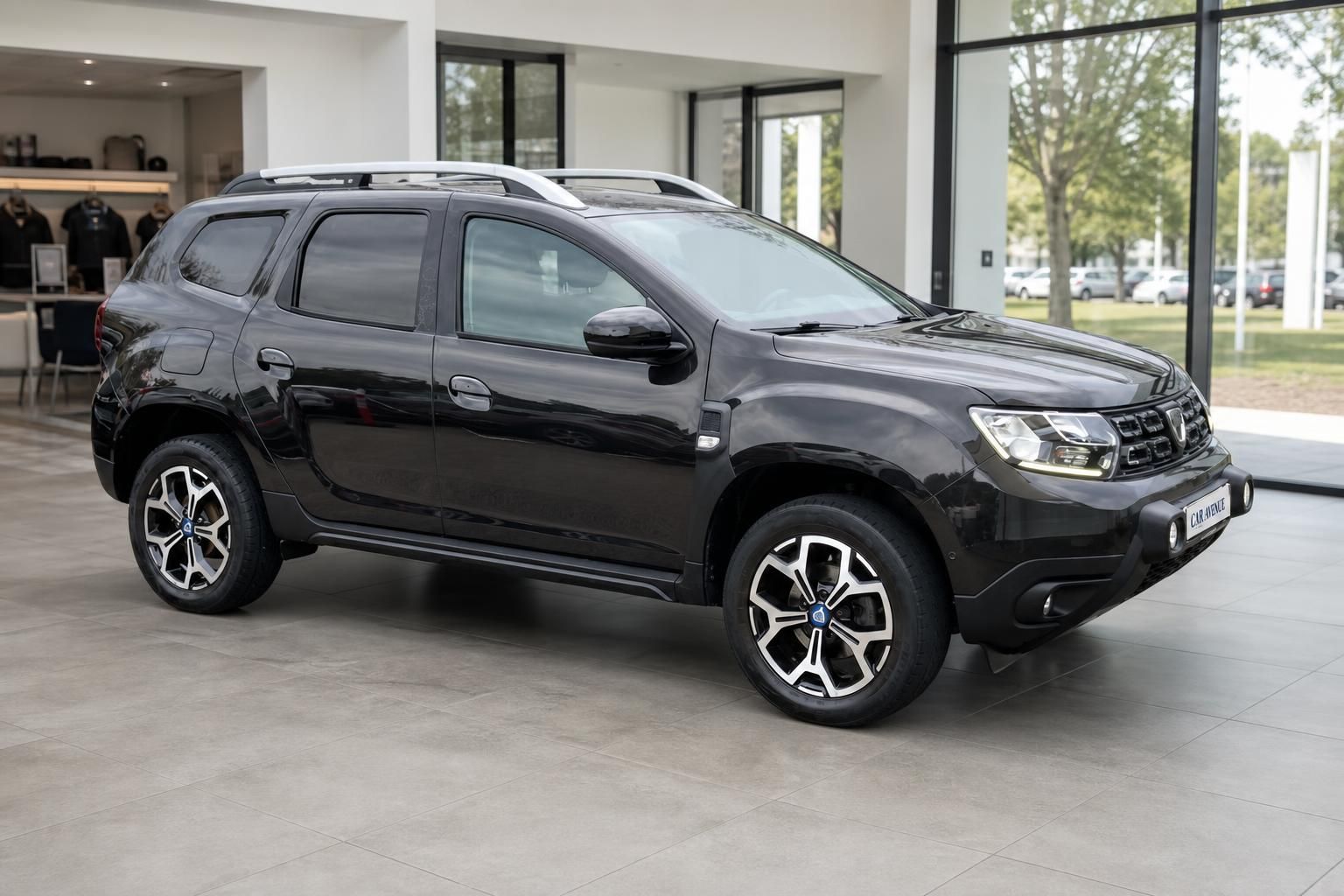 Dacia Duster schwarz Frontansicht Seitenperspektive im Showroom
