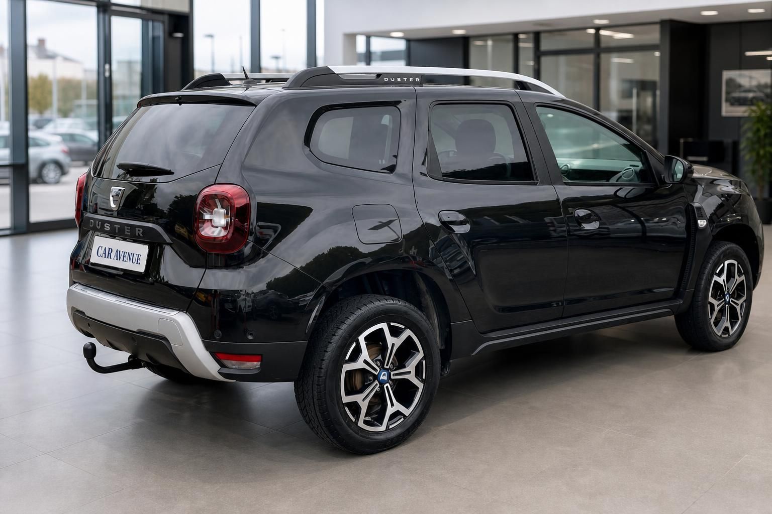 Dacia Duster schwarz Heck-Seitenansicht Alufelgen im Autohaus