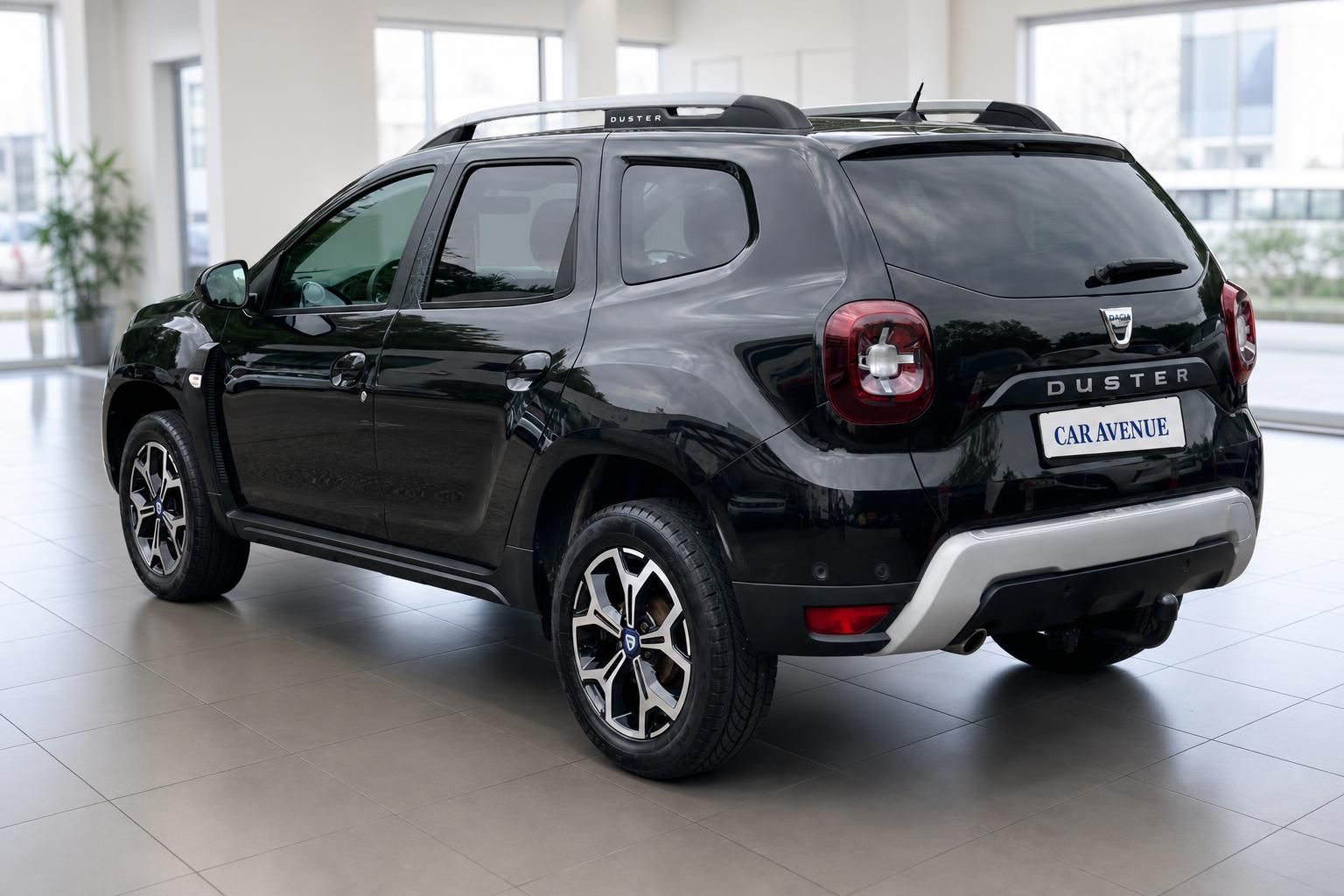 Dacia Duster schwarz Heckansicht mit Anhaengerkupplung im Showroom