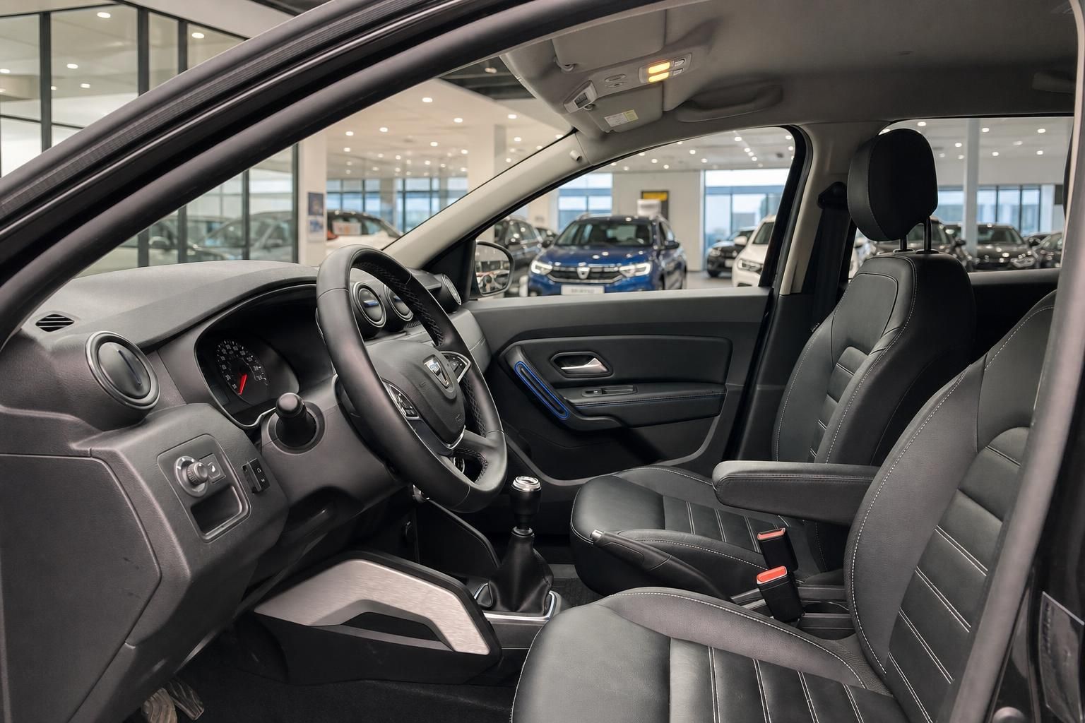 Dacia Innenraum mit Vordersitzen und Armaturenbrett im Detail