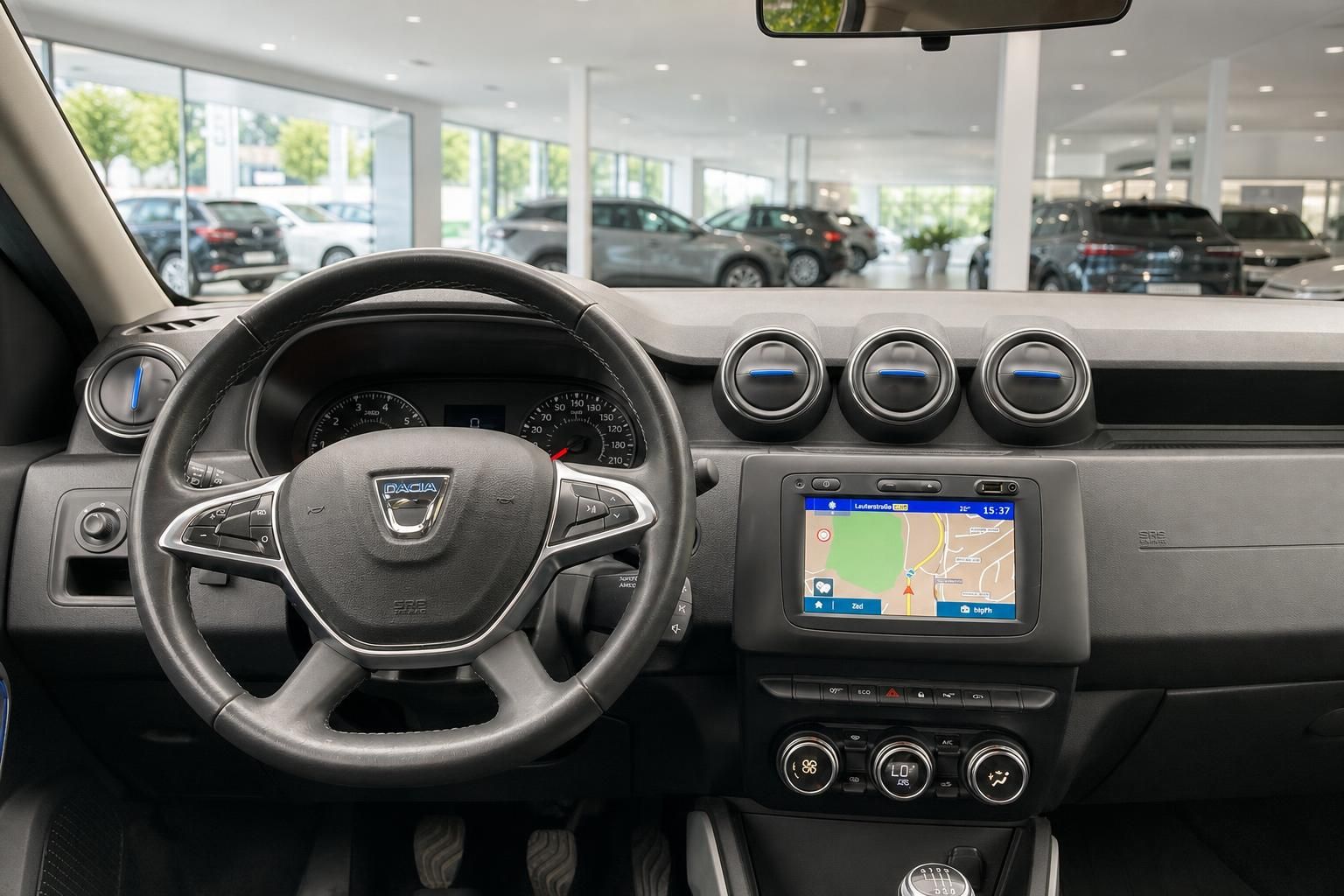 Dacia Duster Cockpit mit Lenkrad und Navigationssystem im Innenraum