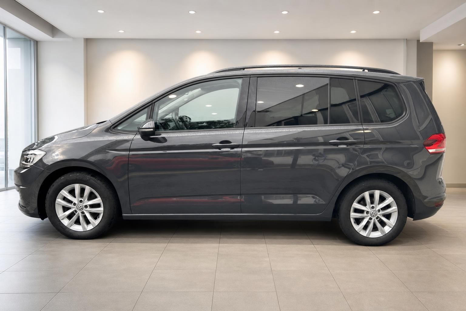 VW Touran dunkelgrau Seitenansicht mit Leichtmetallfelgen