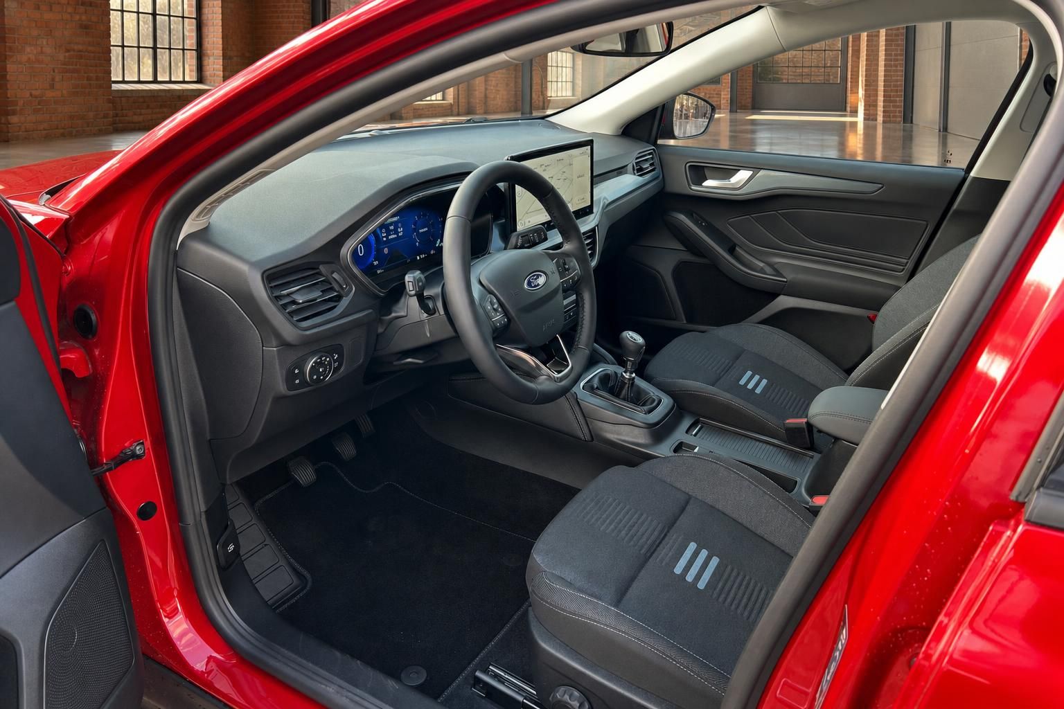 Ford Focus Active Innenraum – Cockpit mit digitalem Display, Lenkrad, Schalthebel und Stoff-Sportsitze