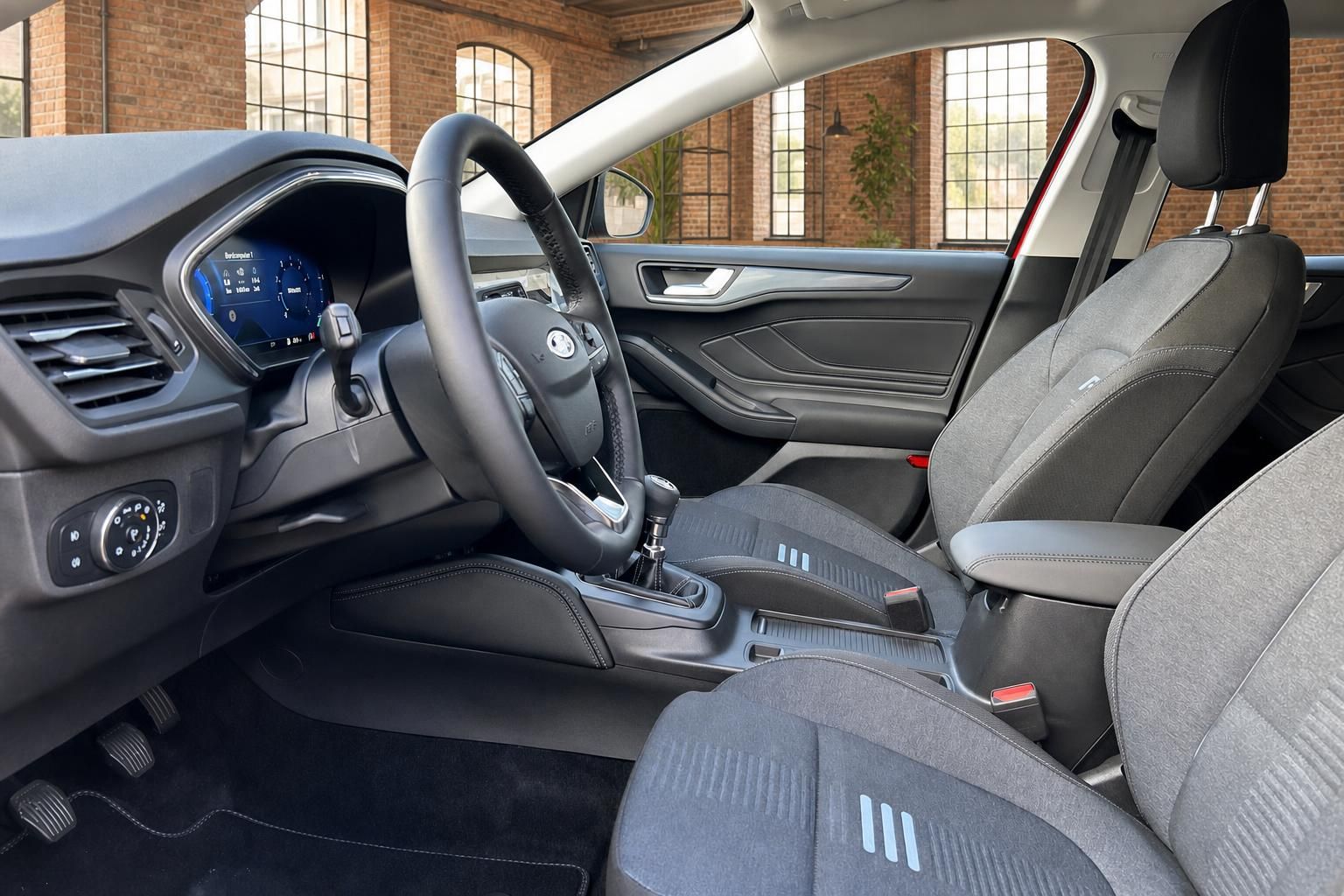 Ford Focus Innenraum Fahrerseite – Lenkrad, Cockpit, Schaltgetriebe und Vordersitze in Anthrazit