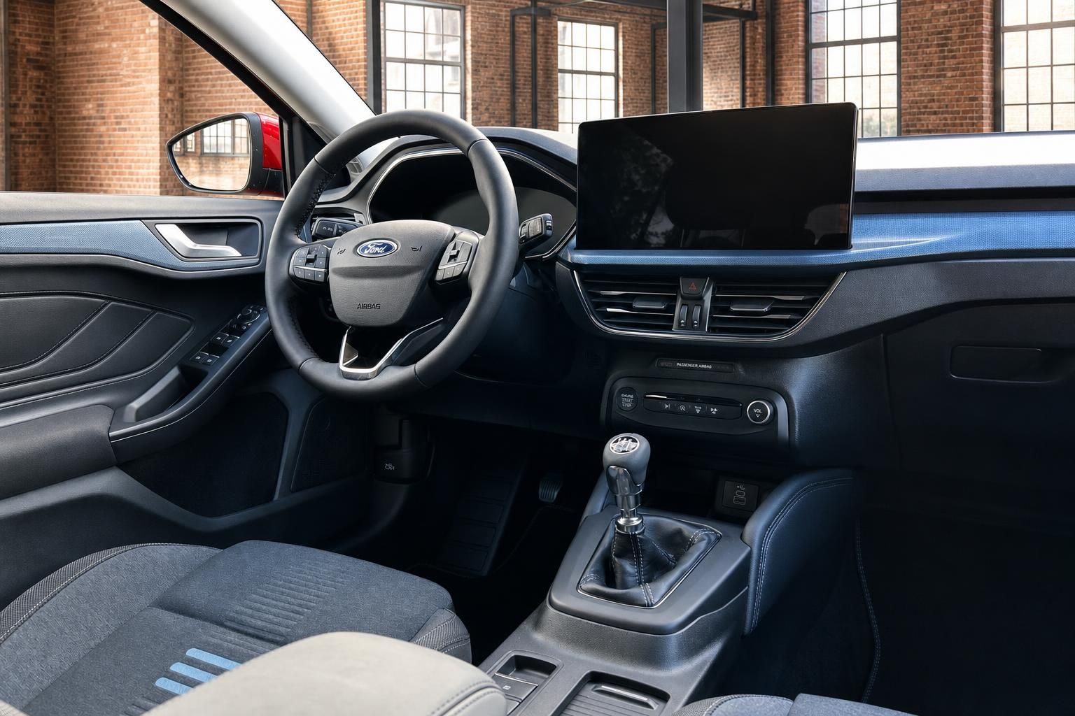 Ford Focus Innenraum – Lenkrad, Mittelkonsole, Touchscreen und Schalthebel aus Fahrerperspektive