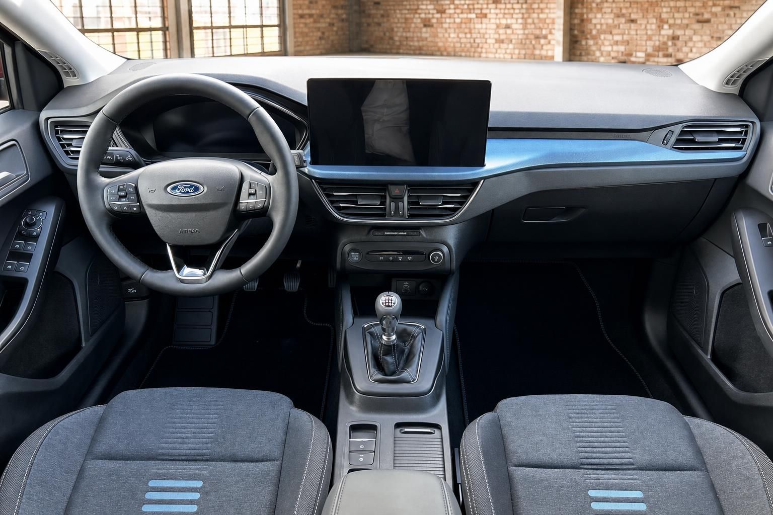 Ford Focus Cockpit – Lenkrad mit Ford-Logo, Touchscreen, Schaltgetriebe und blaue Ambientebeleuchtung