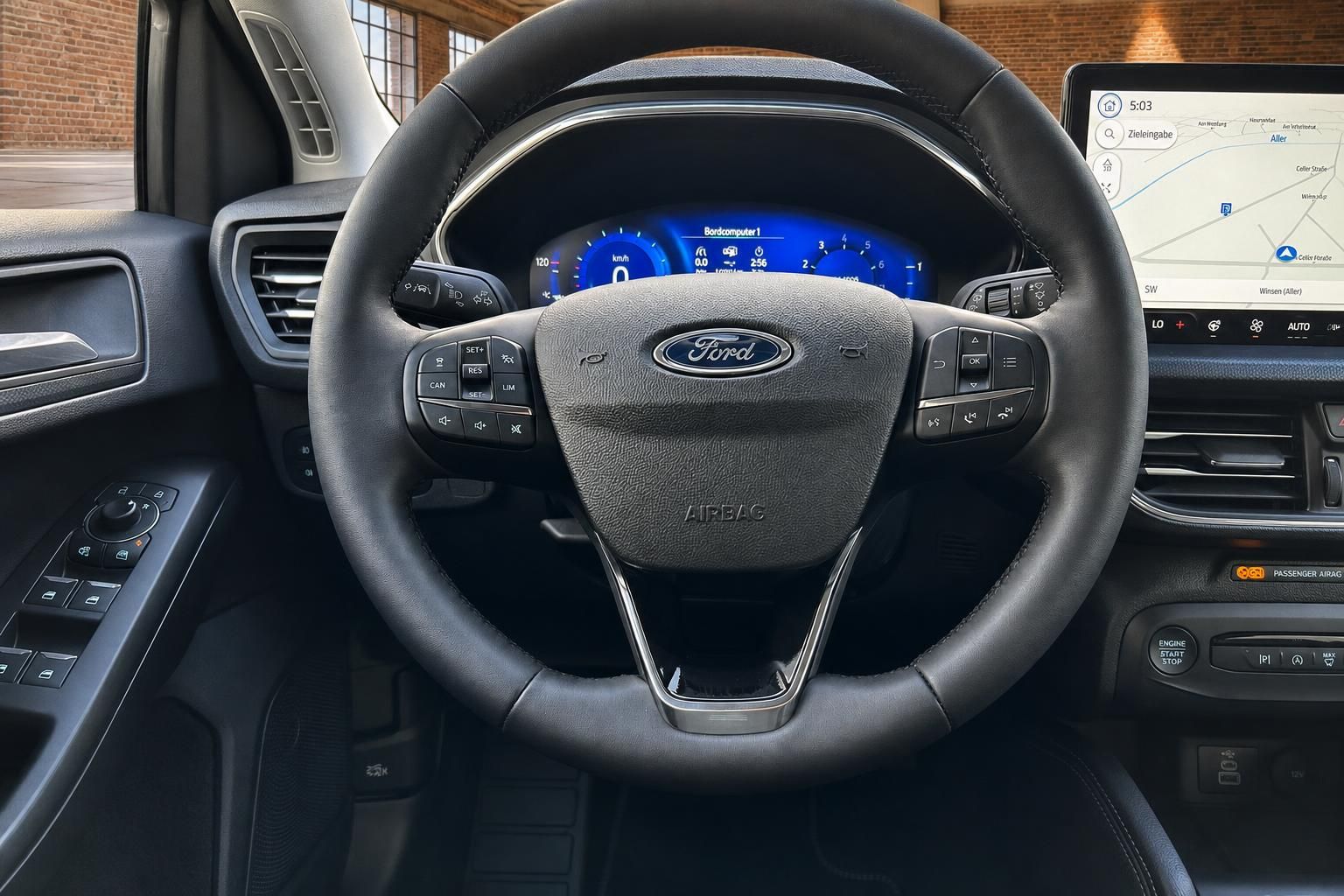 Ford Focus Lenkrad Nahaufnahme – digitales Kombiinstrument, Navigationssystem und Multifunktionstasten