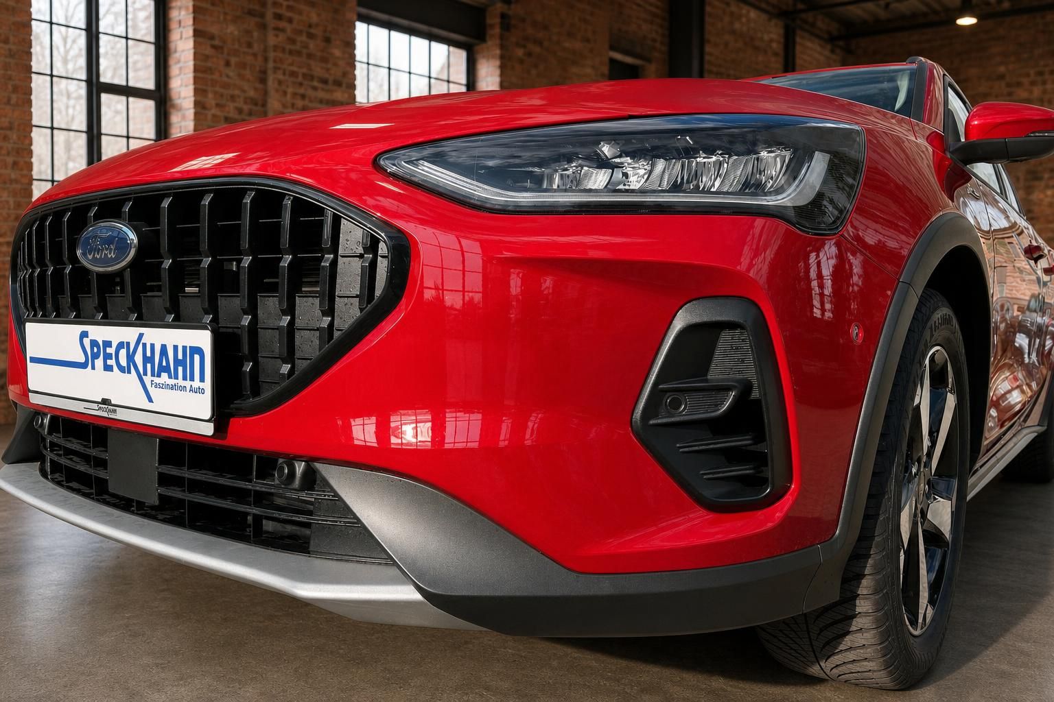 Ford Focus Active rot Detailaufnahme Front – Kühlergrill, Scheinwerfer und Kennzeichenhalter Speckhahn