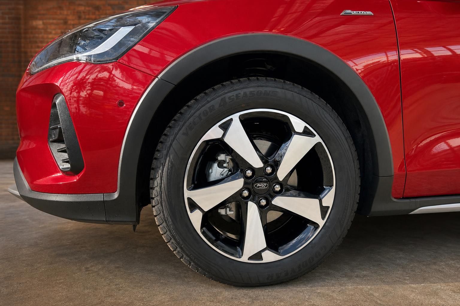 Ford Focus Active rot – Nahaufnahme Leichtmetallfelge mit Goodyear Vector 4Seasons Ganzjahresreifen