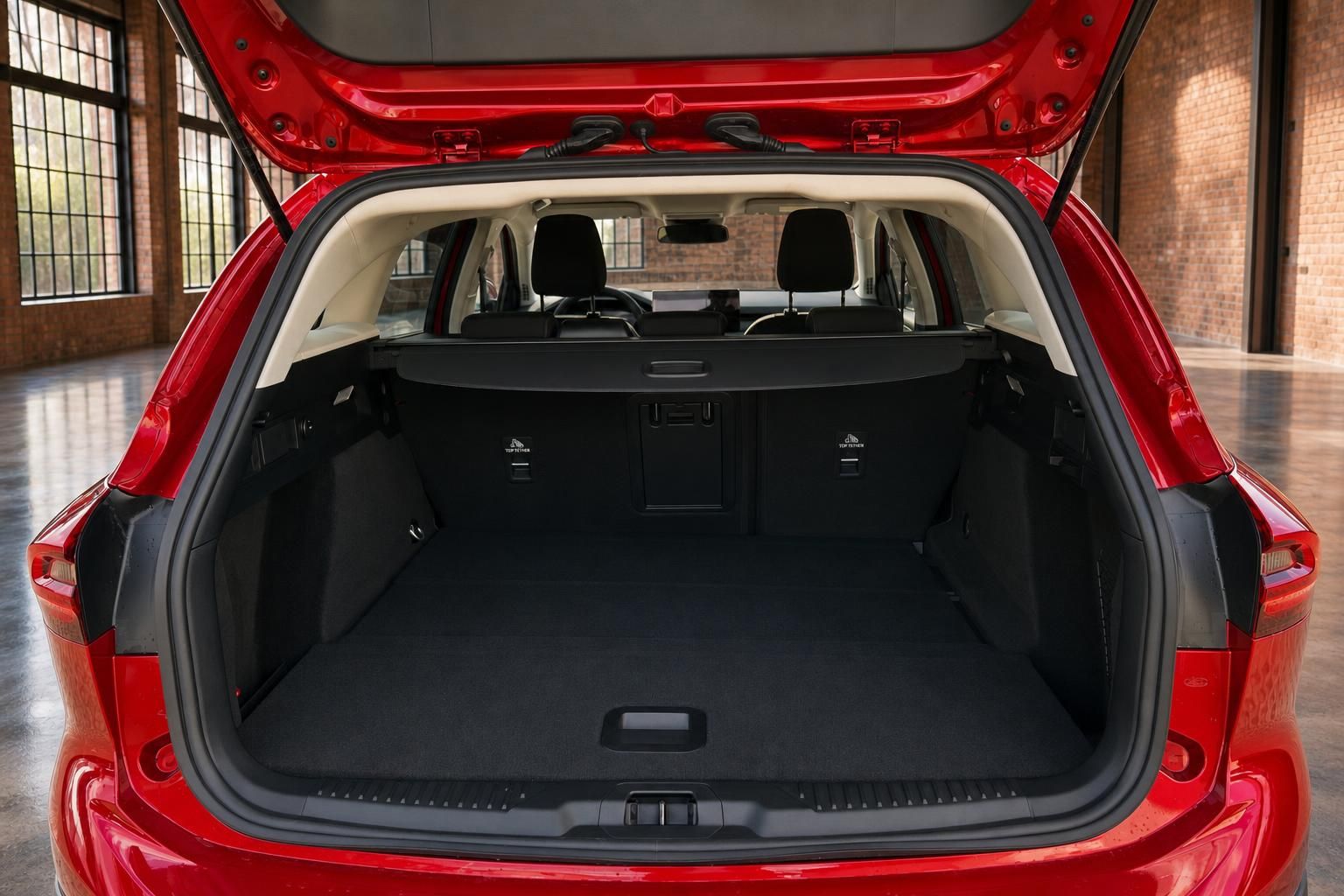 Ford Focus Active rot – geöffneter Kofferraum mit großem Ladevolumen und umklappbarer Rücksitzbank