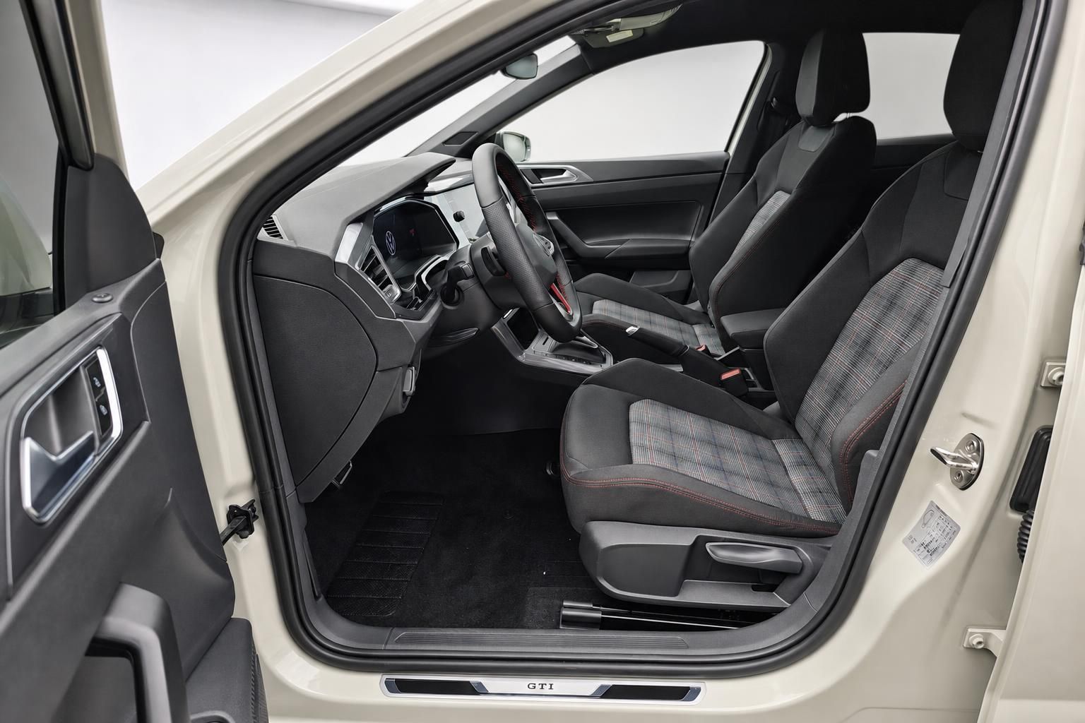 VW Polo GTI Innenraum mit Karo-Sitzen und offener Tuer
