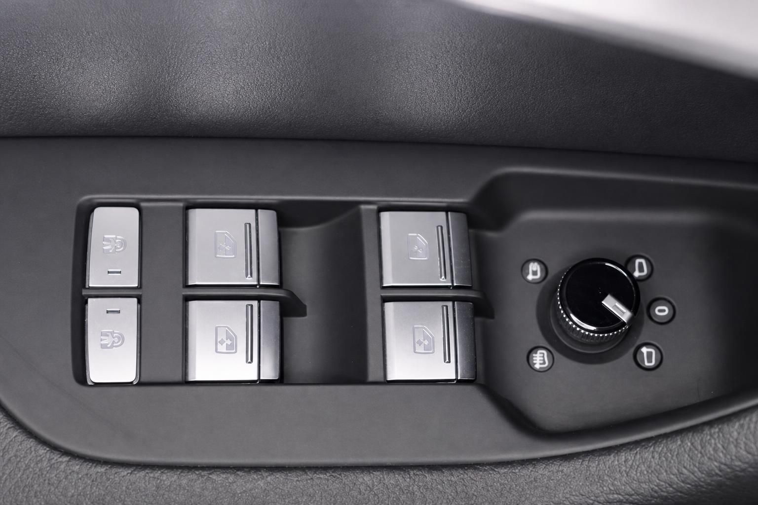 Bedienelemente Fensterheber und Spiegelverstellung im Audi Innenraum