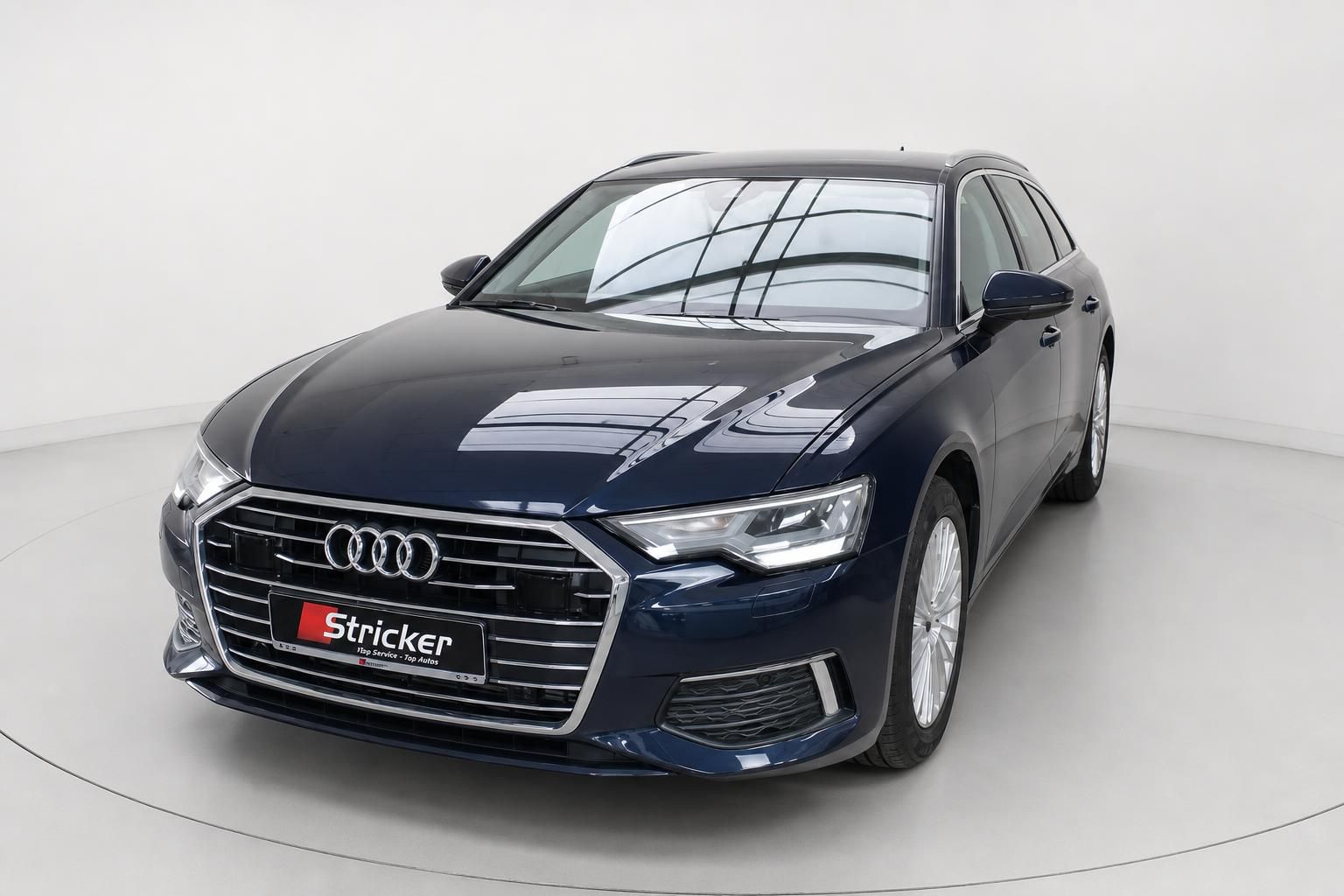 Audi A6 Avant 45 TFSI dunkelblau, Frontansicht mit Kühlergrill