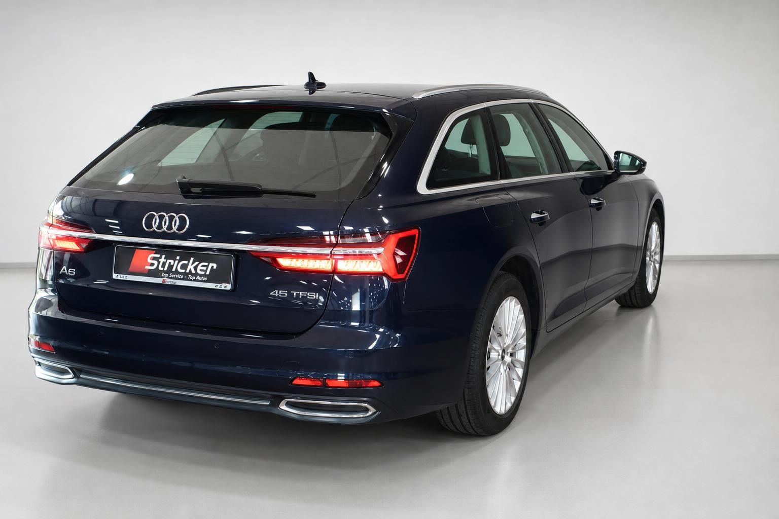 Audi A6 Avant 45 TFSI dunkelblau, Heckansicht im Studio