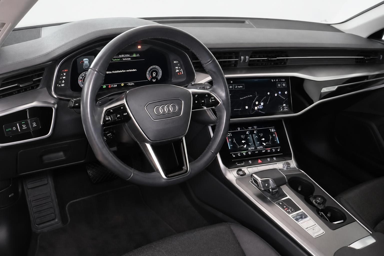 Audi A6 Innenraum mit Lenkrad und Infotainment-Displays