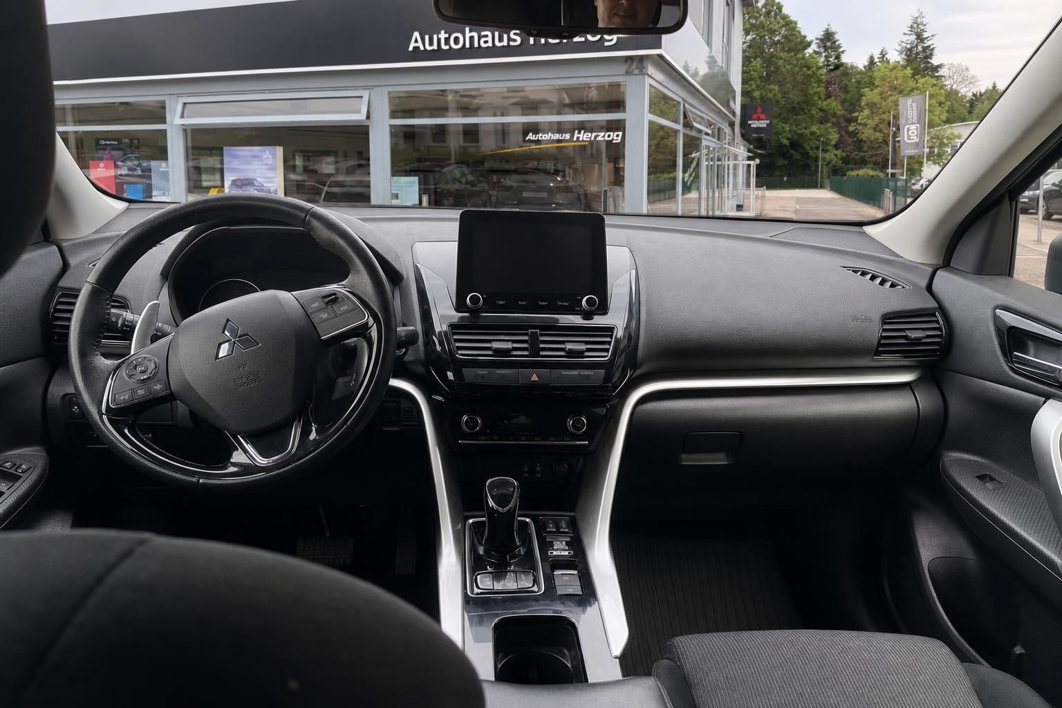 Mitsubishi Cockpit mit Lenkrad und Touchscreen Innenausstattung
