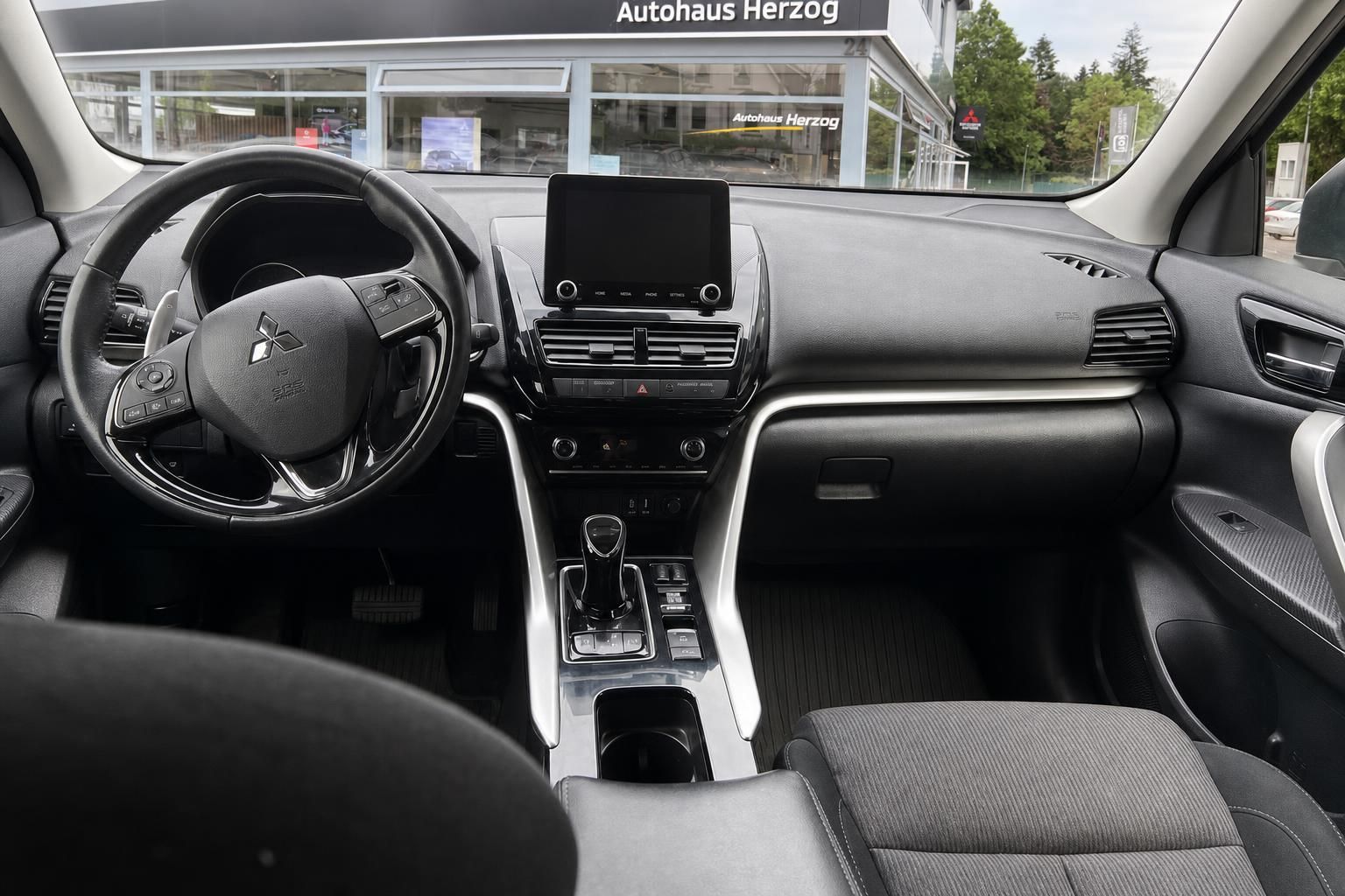 Mitsubishi Eclipse Cross Cockpit mit Multimediadisplay und Lederlenkrad