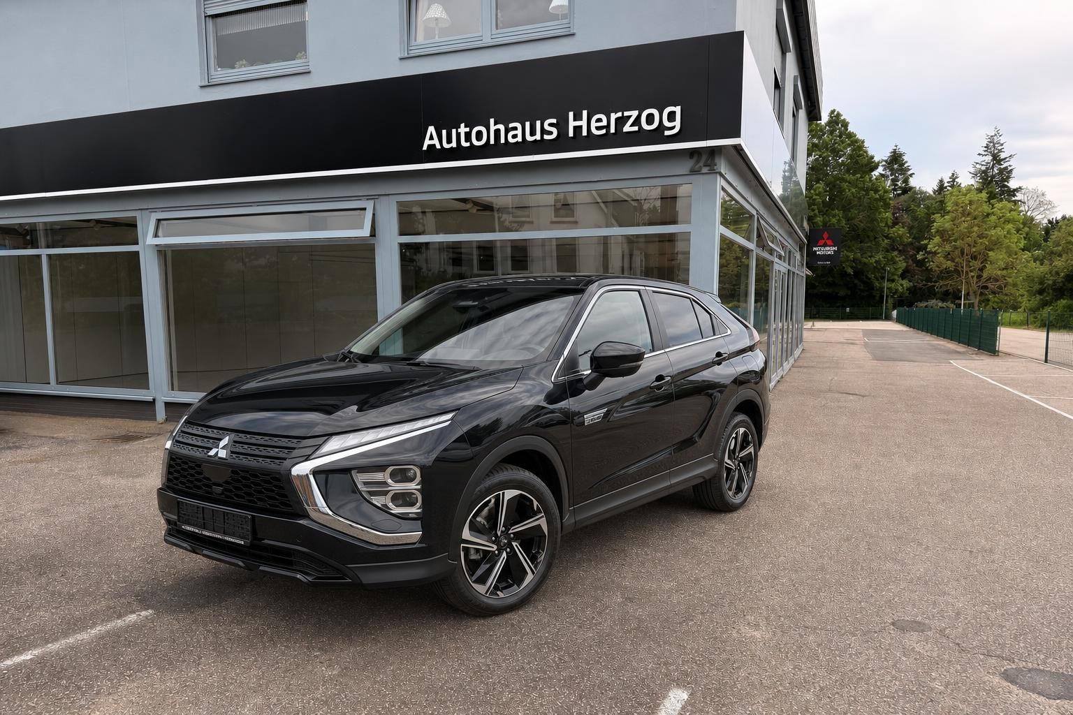 Mitsubishi Eclipse Cross schwarz vor Autohaus Herzog geparkt