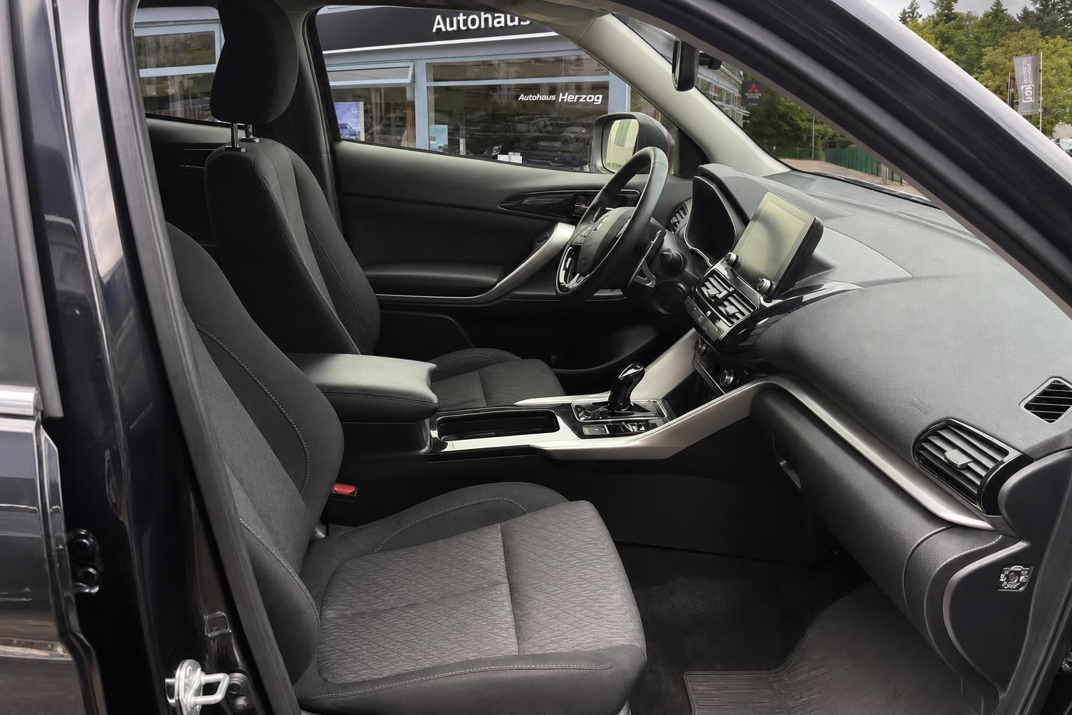 Mitsubishi Fahrzeuginnenraum mit Blick auf Vordersitze und Armaturenbrett