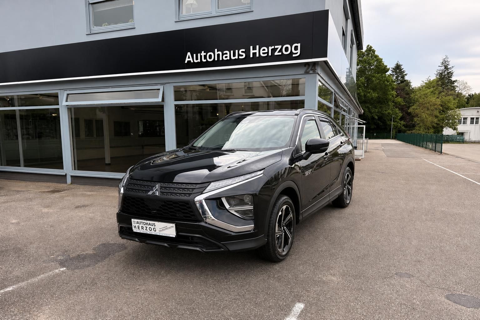 Mitsubishi Eclipse Cross PHEV schwarz, Frontansicht vor Autohaus Herzog