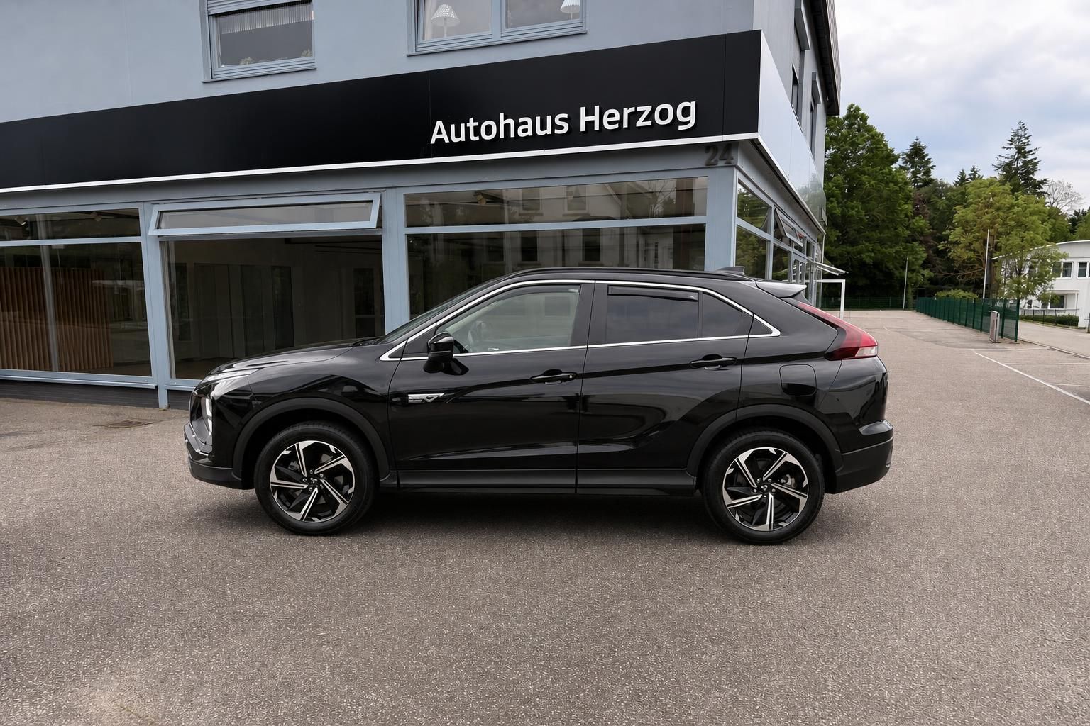 Mitsubishi Eclipse Cross PHEV schwarz, Seitenansicht vor Autohaus Herzog
