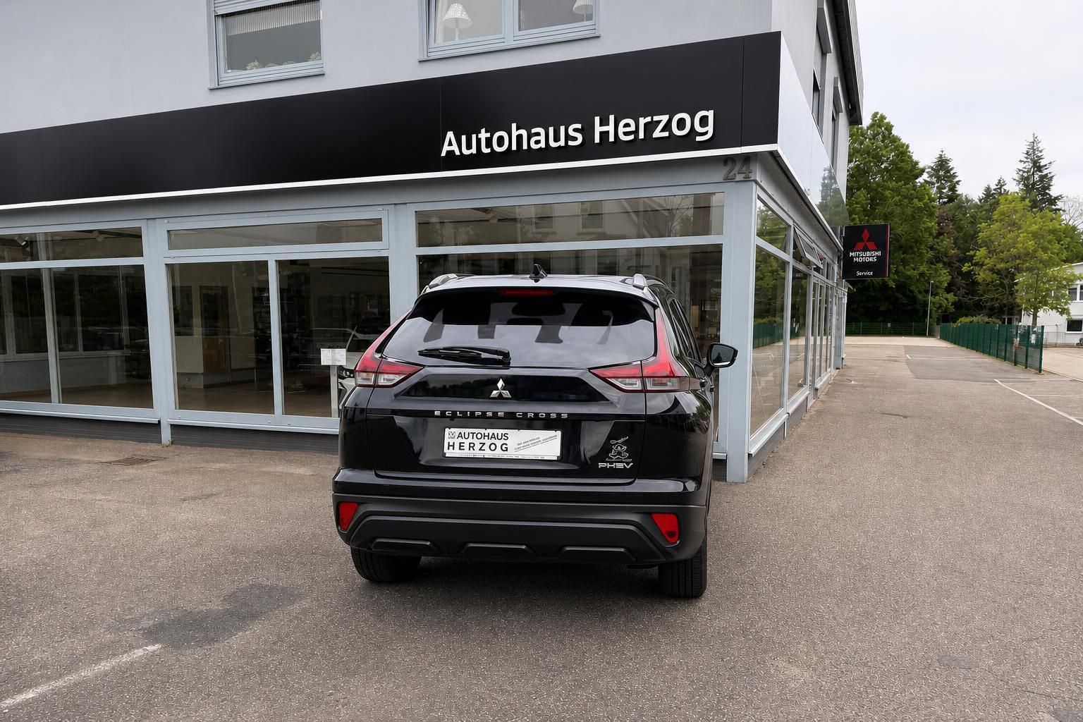 Mitsubishi Eclipse Cross PHEV schwarz, direkte Heckansicht vor Autohaus