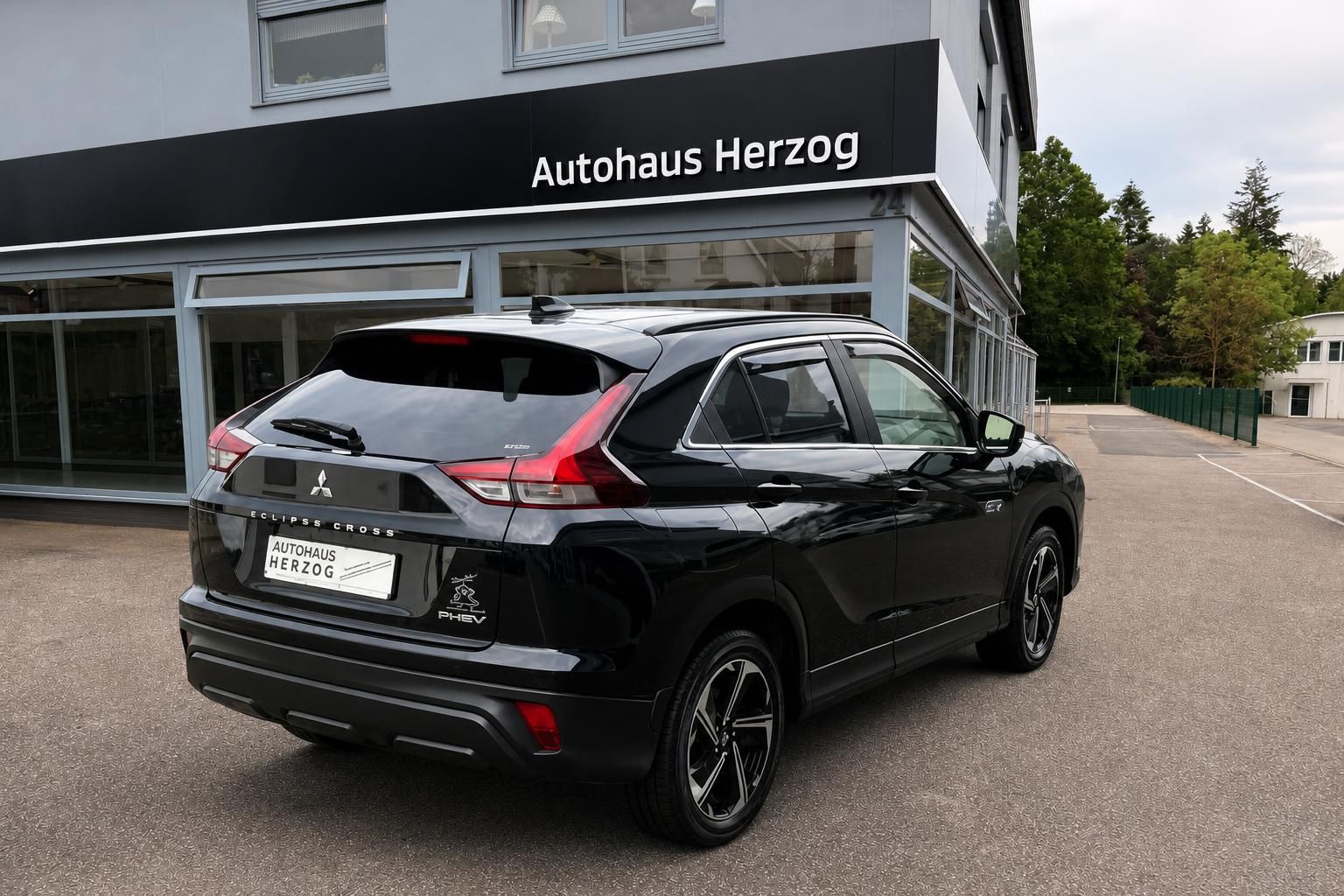Mitsubishi Eclipse Cross PHEV schwarz, Heck-Seitenansicht beim Haendler
