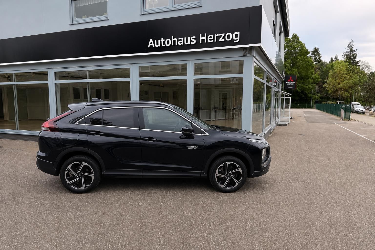 Mitsubishi Eclipse Cross schwarz Seitenansicht vor Autohaus Herzog