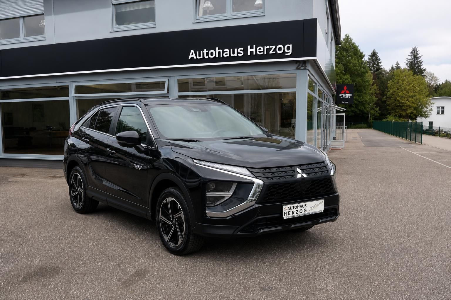 Mitsubishi Eclipse Cross schwarz Frontansicht seitlich geparkt