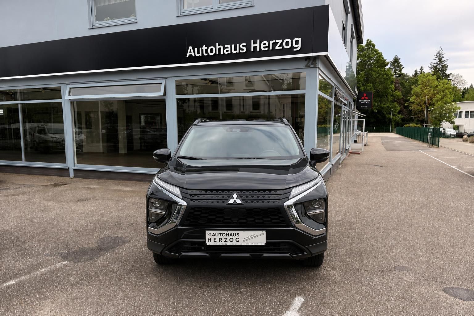 Mitsubishi Eclipse Cross schwarz Frontansicht vor dem Autohaus