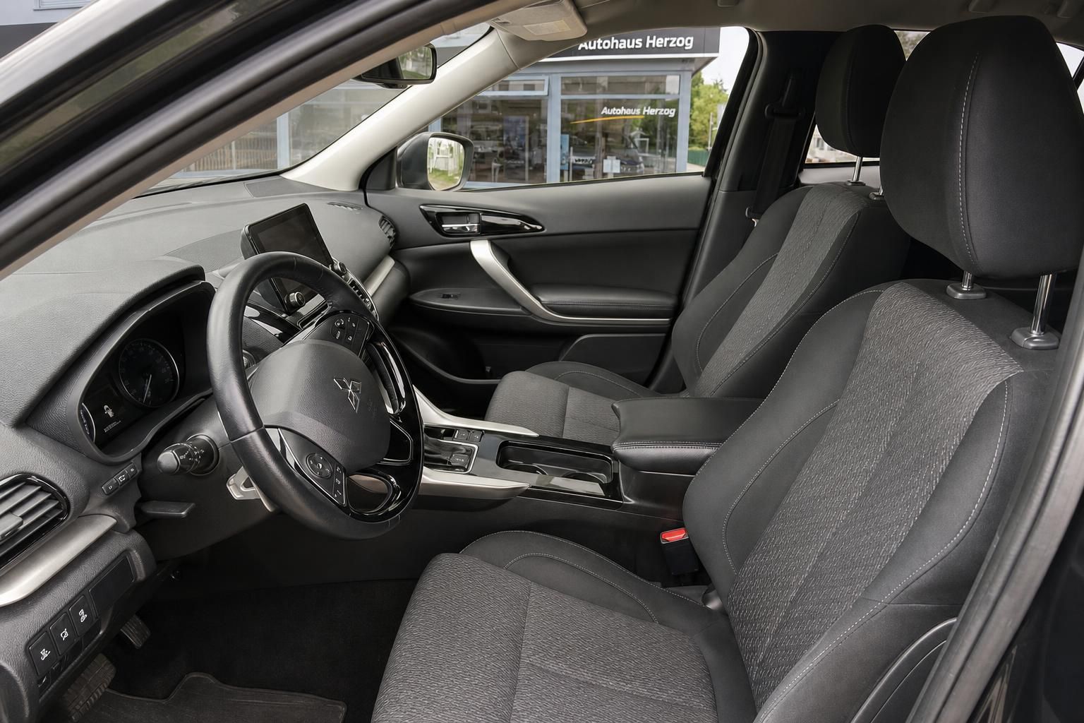 Mitsubishi Innenraum Vordersitze und Cockpit Detailansicht