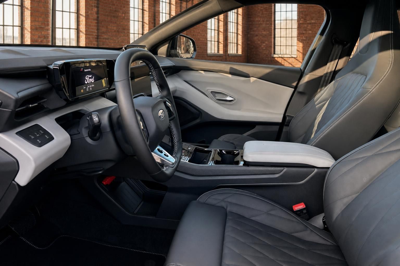 Ford Capri Innenraum mit Lenkrad, Touchscreen, grauem Leder und modernem Cockpit-Design