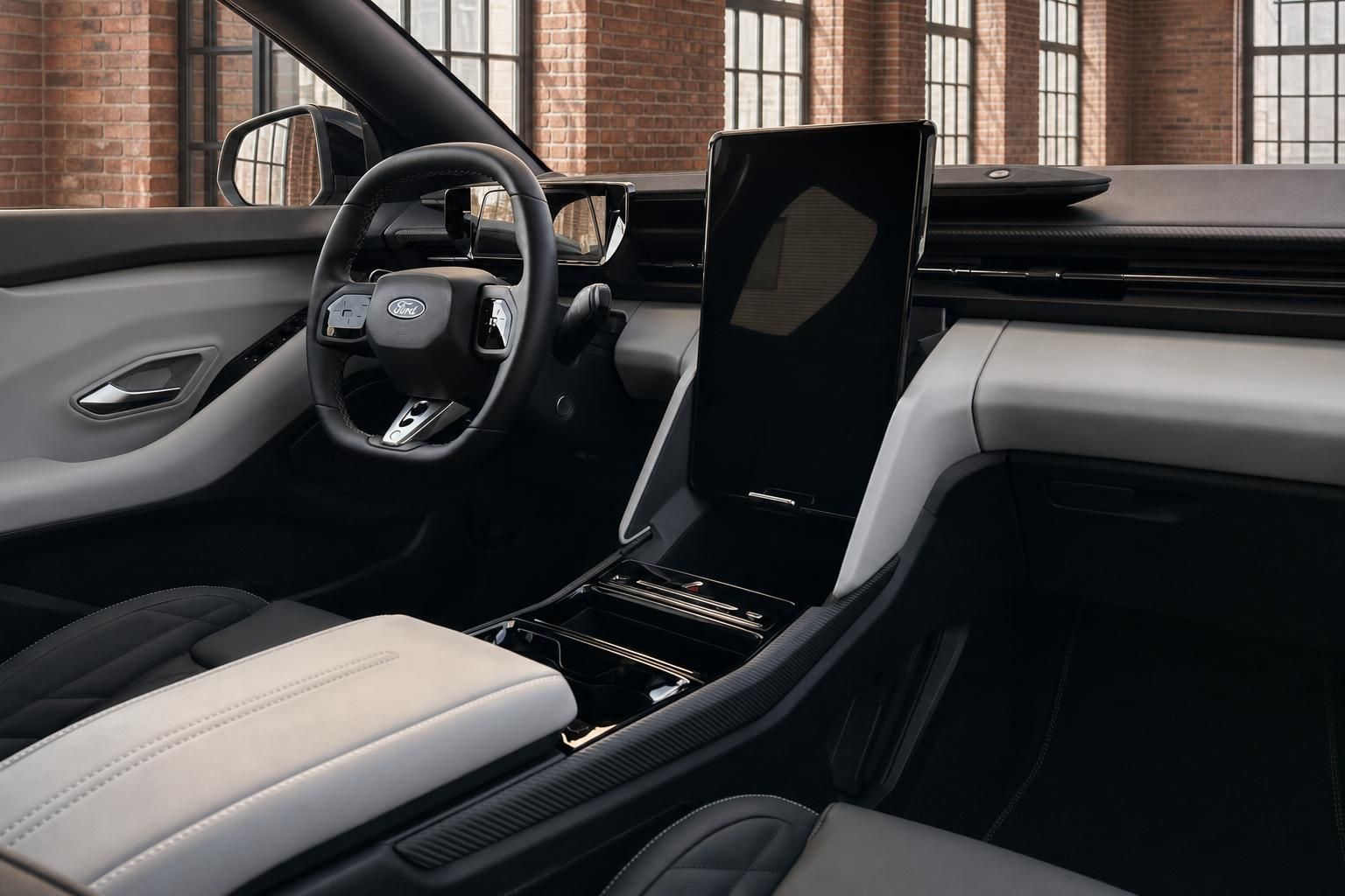 Ford Cockpit Innenansicht mit Lenkrad, großem Touchscreen und zweifarbigen Ledersitzen