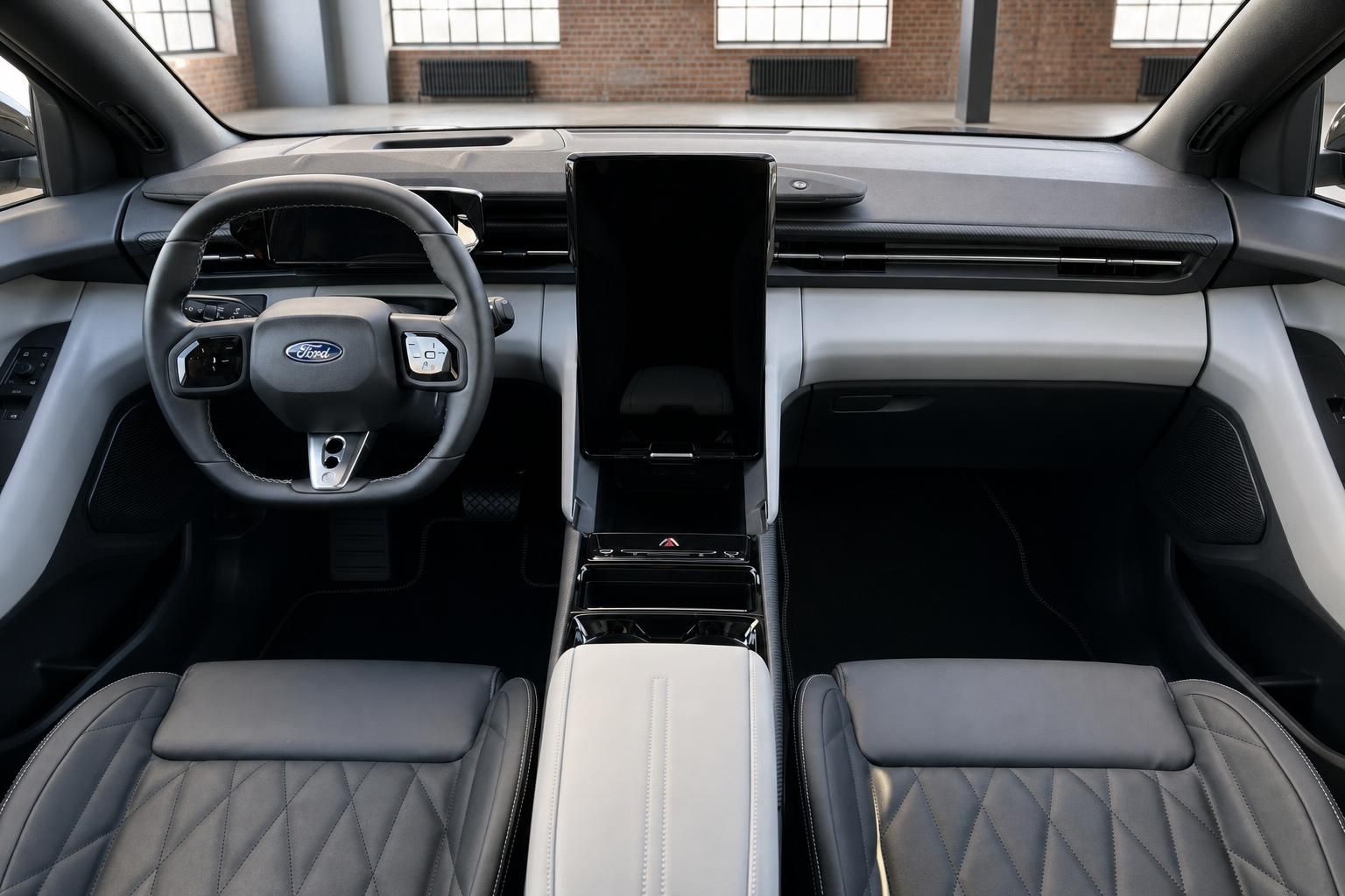Ford Innenraum Frontansicht mit Lenkrad, Mittelkonsole und zweifarbigen Sportsitzen
