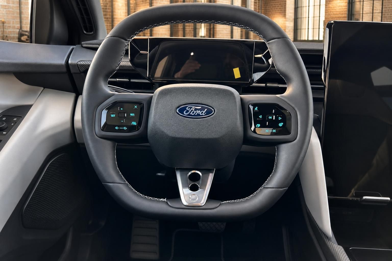 Ford Lenkrad Detailaufnahme mit Multifunktionstasten, Fahrerdisplay und Touch-Bedienelementen