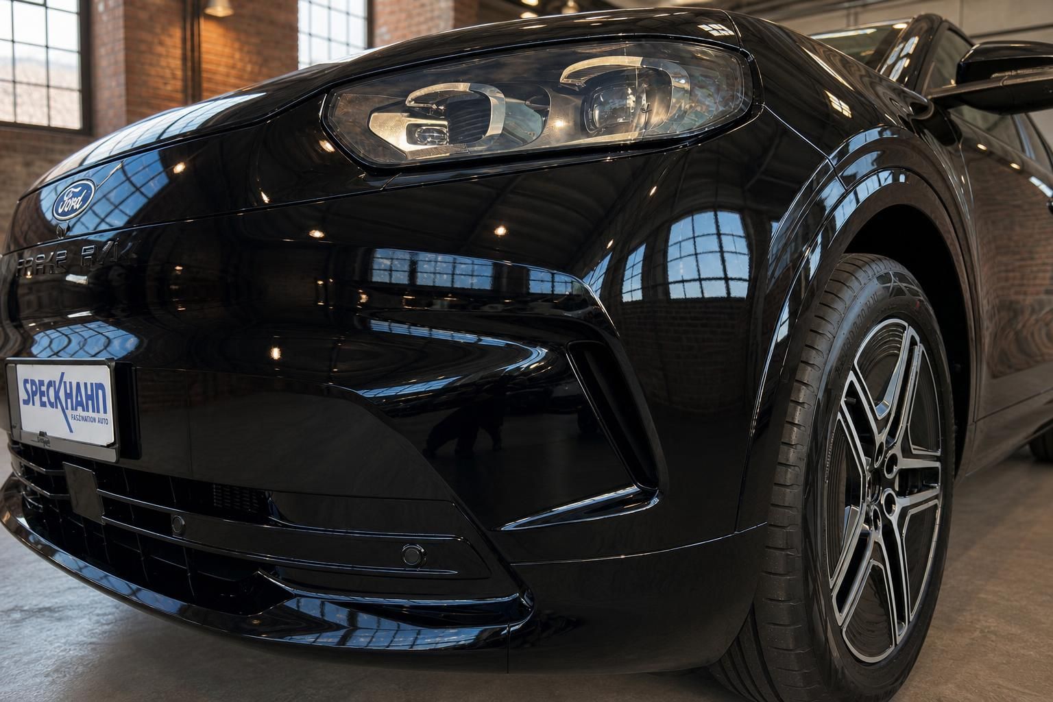 Ford Capri schwarz Frontpartie Nahaufnahme mit LED-Scheinwerfer und Alufelge im Autohaus
