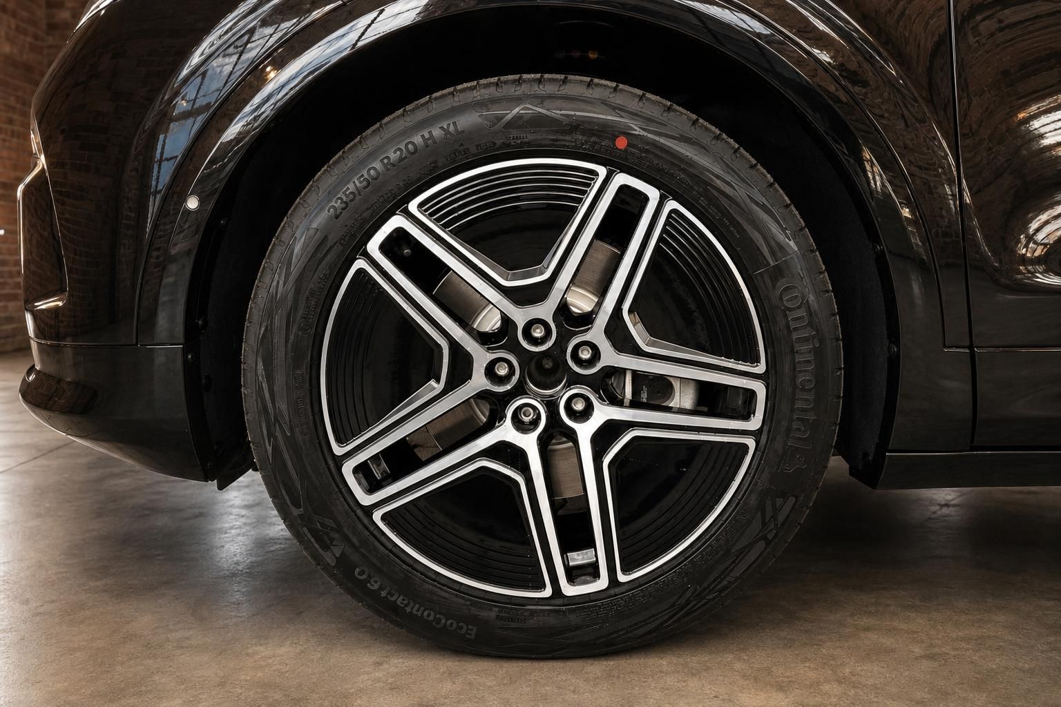 Ford Capri schwarze Alufelge 20 Zoll Continental EcoContact Reifen 235/50 R20 Detailaufnahme