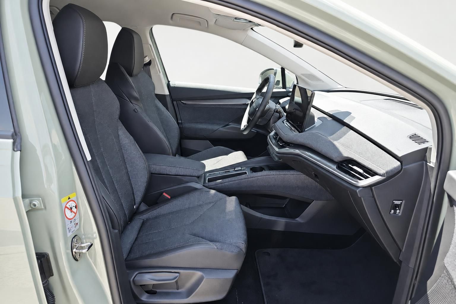 Skoda Elroq Innenraum, Vordersitze und Cockpit im Detail