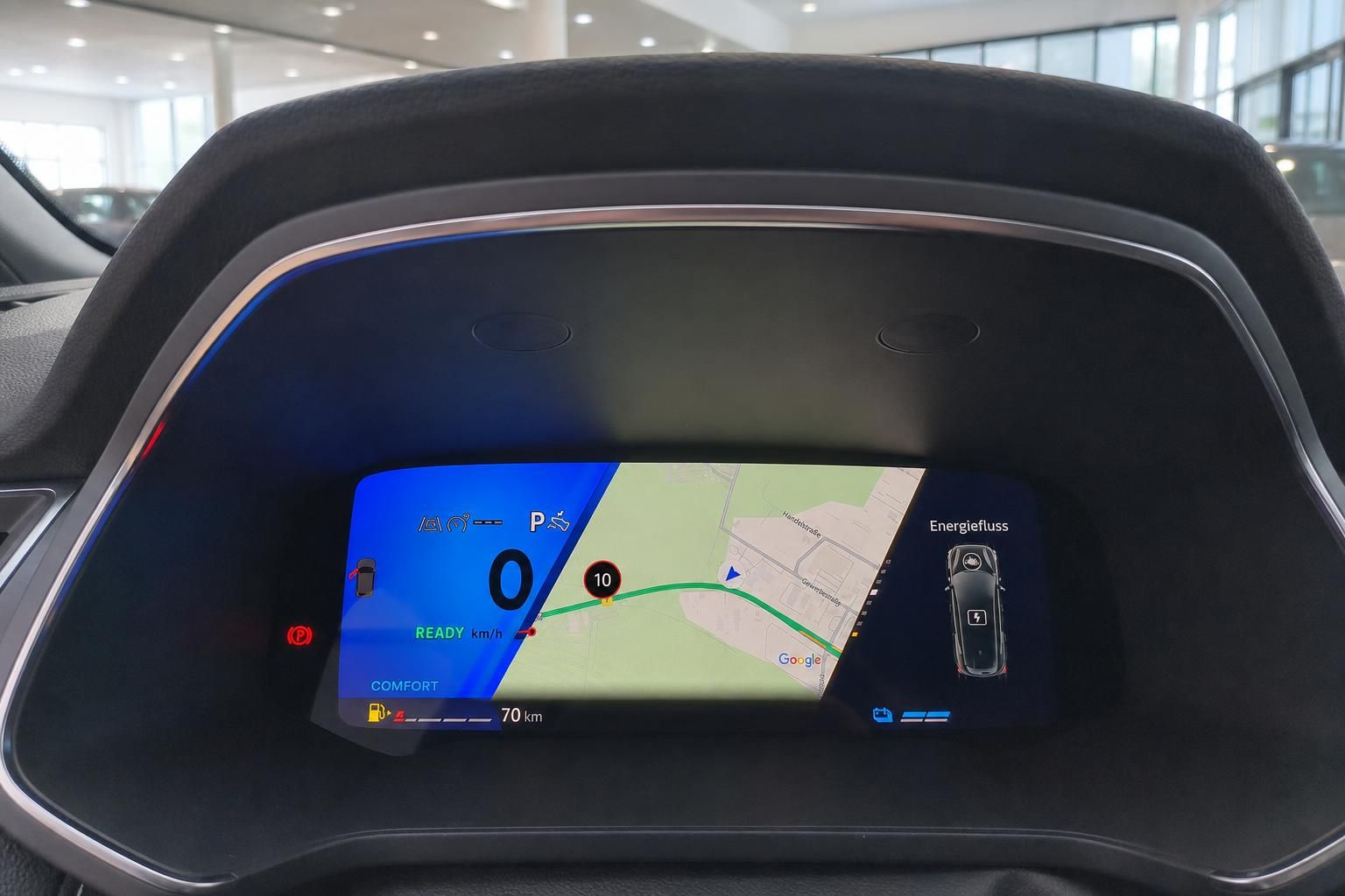 Digitales Cockpit Display mit Navigationssystem und Fahrzeugstatus im Fahrzeuginnenraum