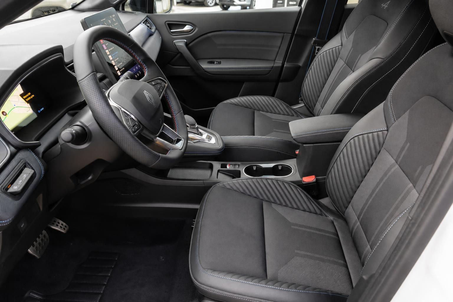 Renault Symbioz Innenraum mit Vordersitzen - Schwarze Lederausstattung und moderne Cockpit-Ausstattung
