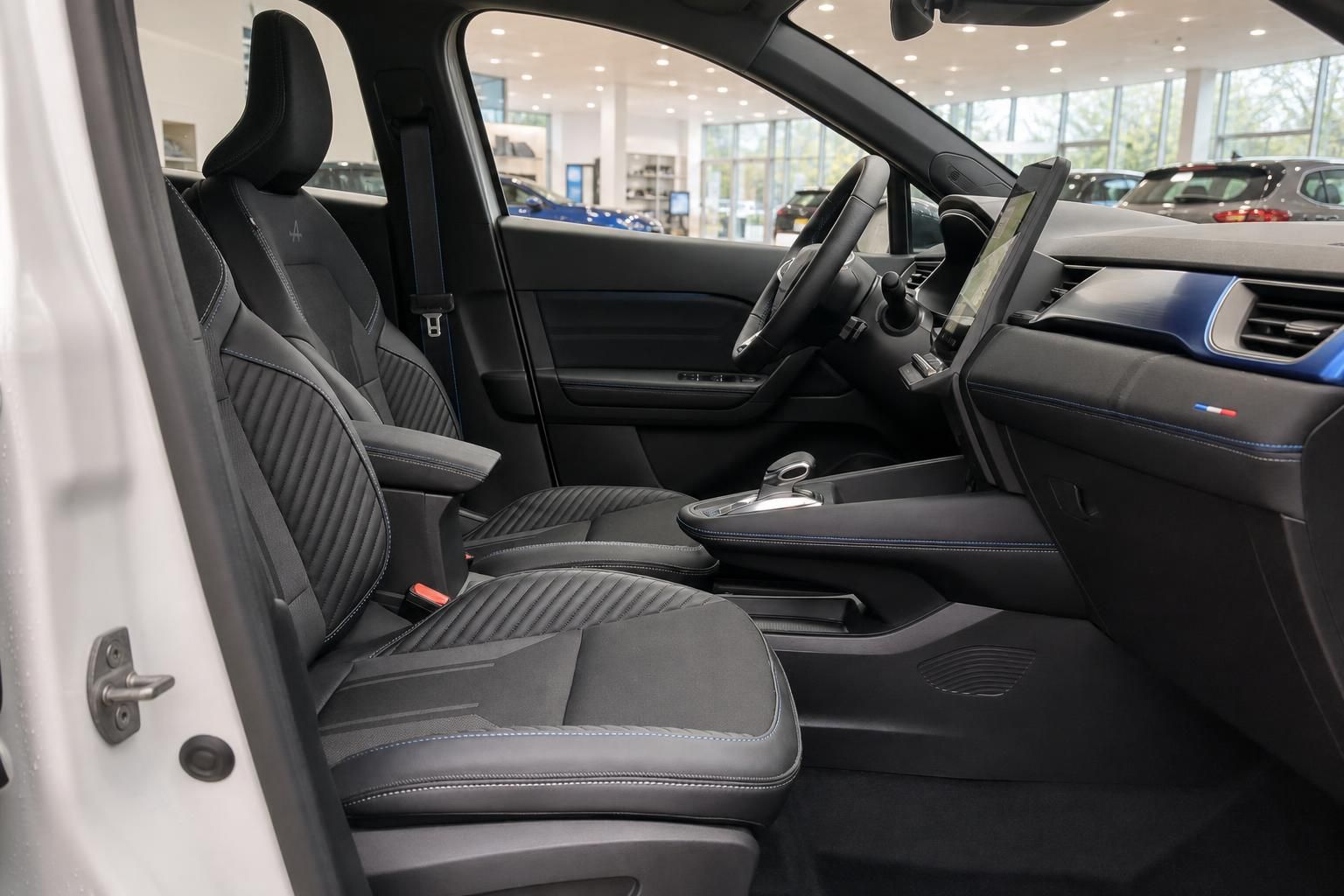 Fahrzeug Innenraum mit schwarzen Ledersitzen und modernem Armaturenbrett im Autohaus