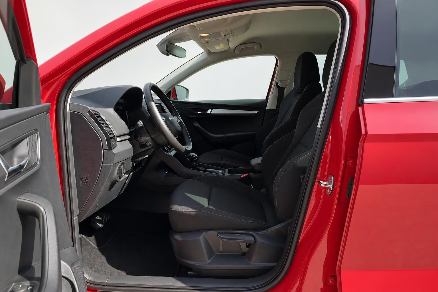 Skoda Interieur Vordersitze und Cockpit durch geoeffnete Fahrertuer